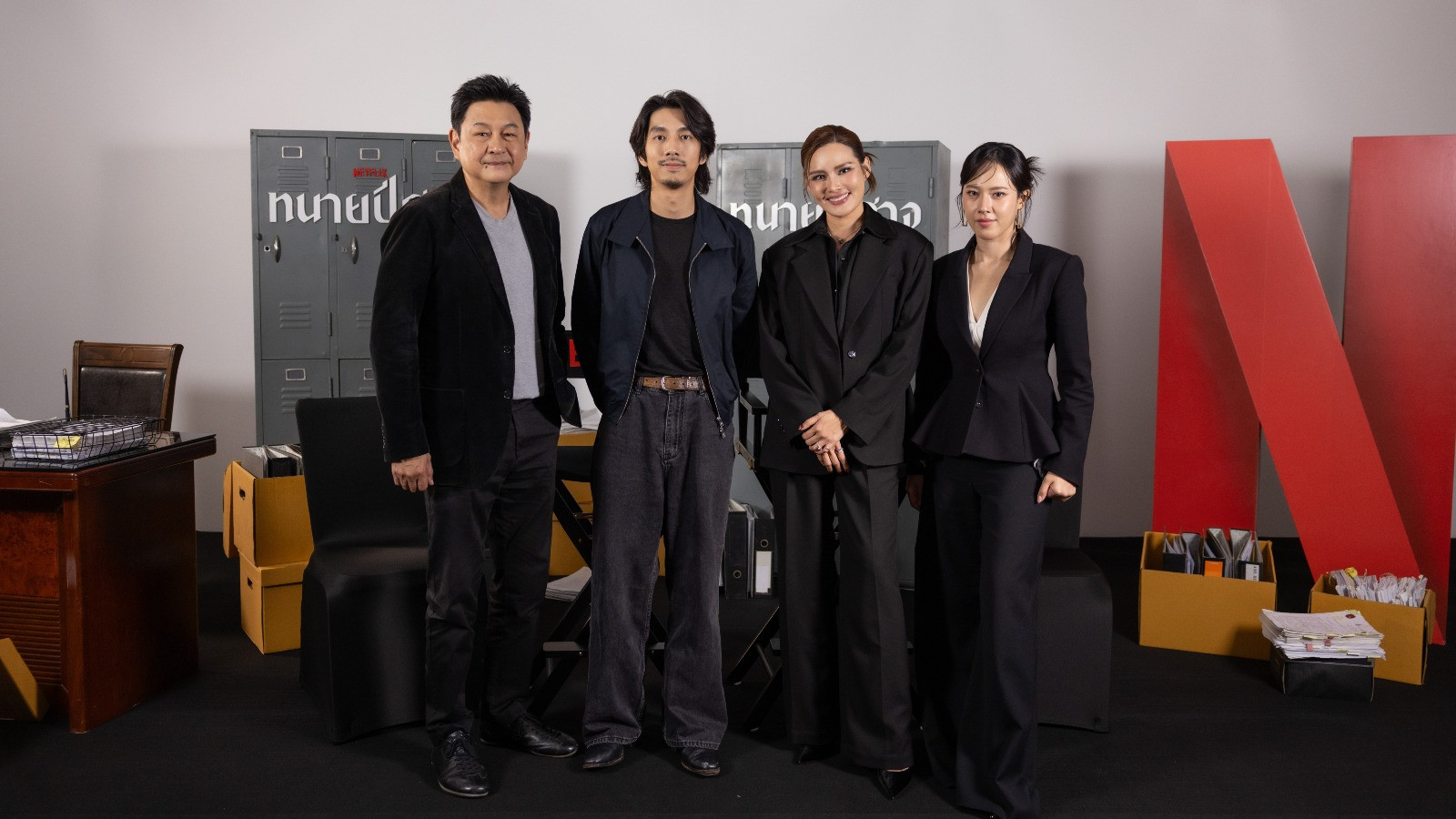 ทีมนักแสดง ‘ทนายปีศาจ’ (จากซ้าย) ทรงสิทธิ์ รุ่งนพคุณศรี (บิ๊กอนันต์), ณัฏฐ์ กิจจริต (เมฆ), รฐา โพธิ์งาม (จิตตรี) และ อัจฉรียา โพธิพิพิธธนากร (อังศุมาลิน) (ภาพ: Worapon Teerawatvijit / Tatler Thailand)