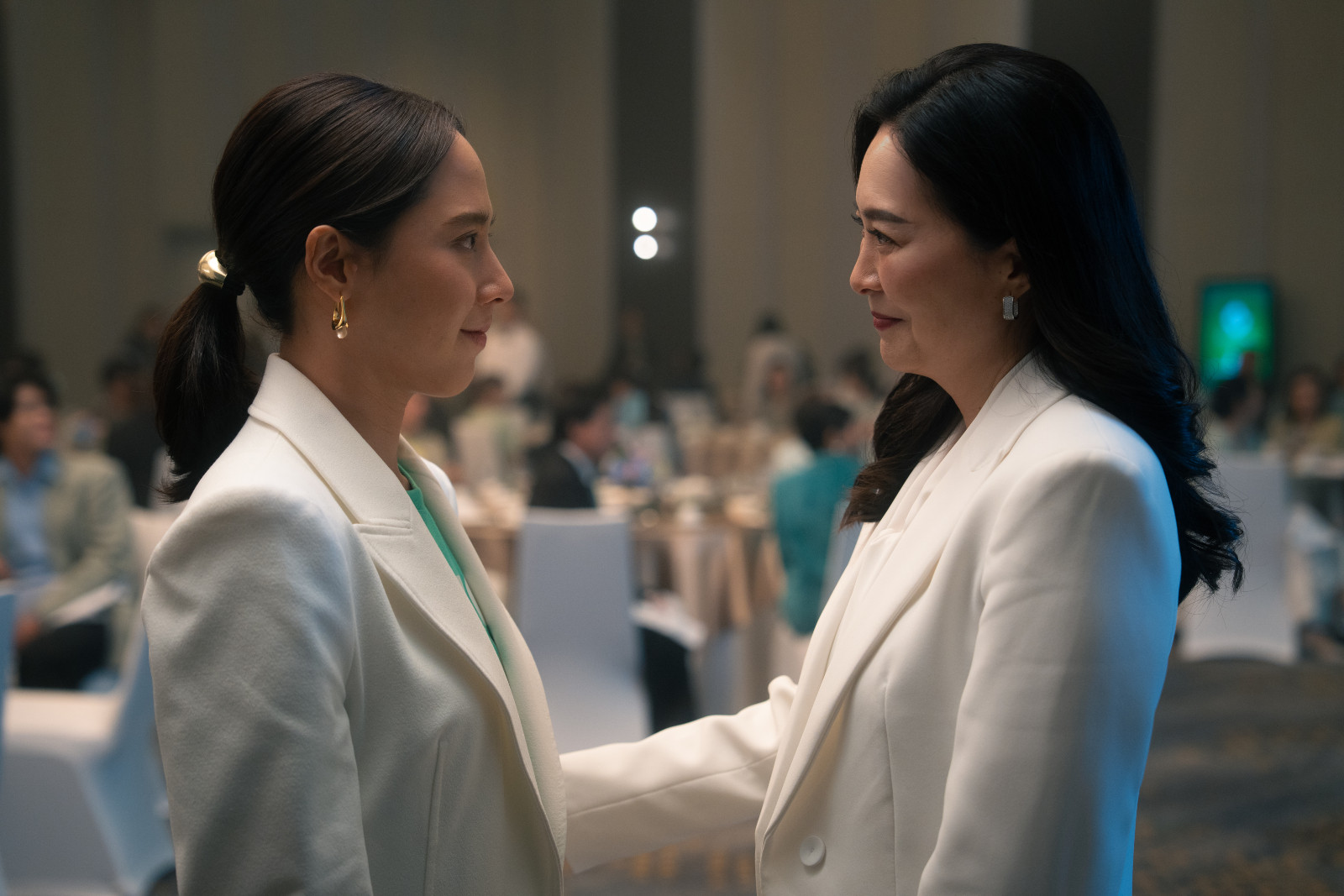 The Evil Lawyer. Atchareeya Potipipittanakorn (อัจฉรียา โพธิพิพิธธนากร) as Angsumalin Thumnart (อังศุมาลิน ทุมนาถ) , Sarinrat Thomas (สฤญรัตน์ โทมัส) as Atchara Thumnart (อัจฉรา ทุมนาถ) in The Evil Lawyer Cr. Cai Lian Jie © 2026 Netflix