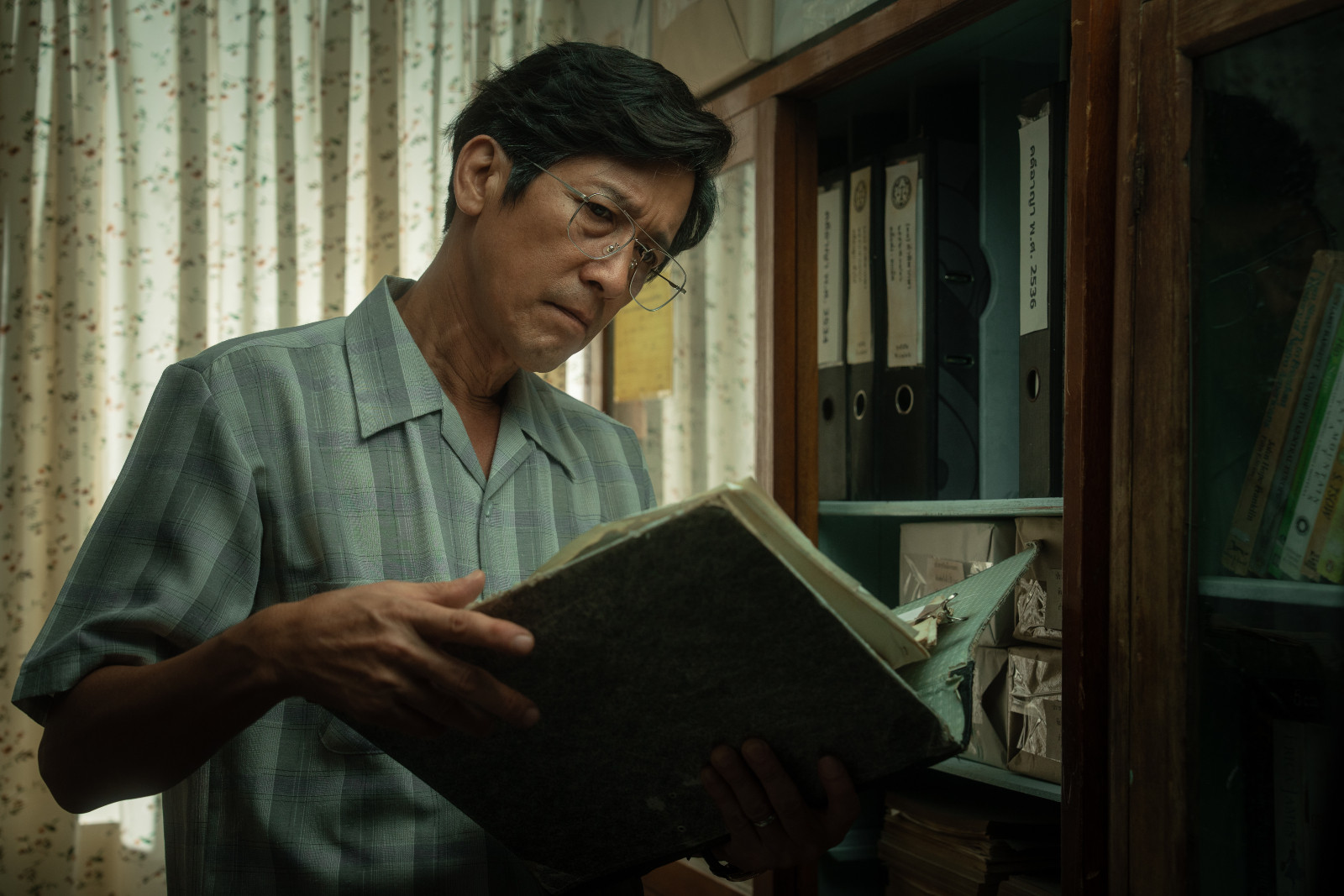 The Evil Lawyer. Phollawat Manuprasert (พลวัฒน์ มนูประเสริฐ) as Rit Piriyawich (ฤทธิ์ พิริยาวิชญ์) in The Evil Lawyer Cr. Cai Lian Jie © 2026 Netflix