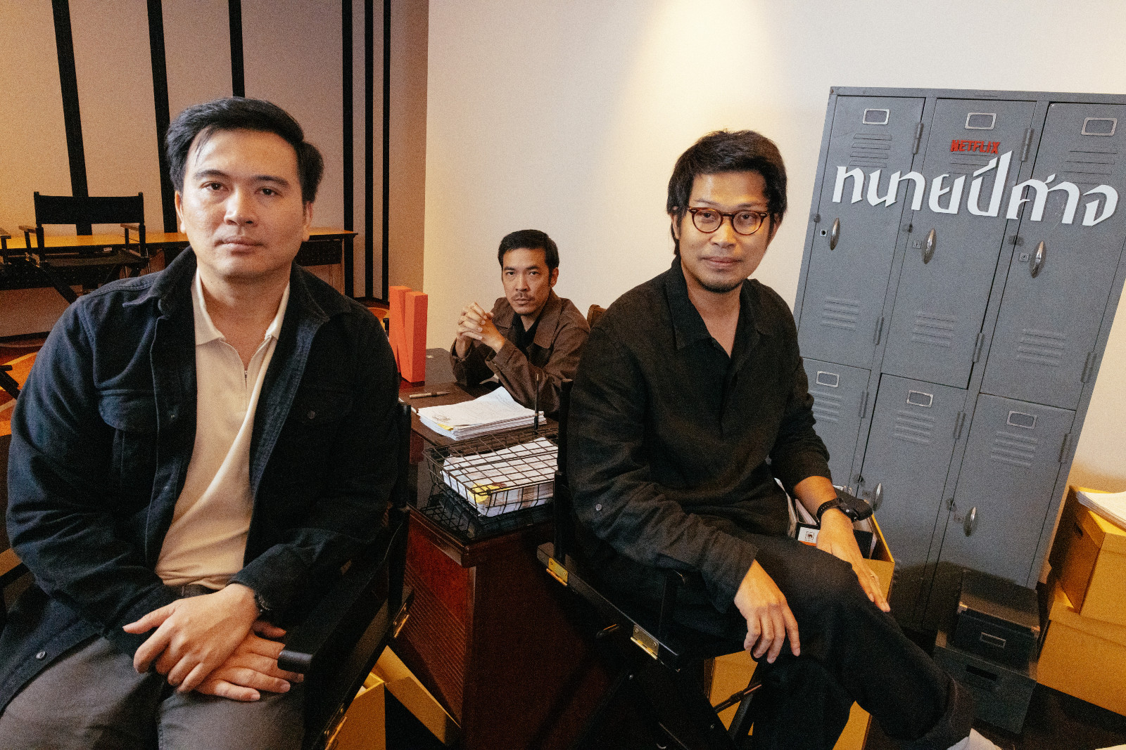 สามผู้อยู่เบื้องหลังความสำเร็จของ ‘ทนายปีศาจ’ (จากซ้าย) จักริน เทพวงค์ (ผู้กำกับร่วม/ผู้เขียนบท), ณฐพล บุญประกอบ (ผู้กำกับ) และ ทรงพล จันทรสม (โปรดิวเซอร์) (ภาพ: Worapon Teerawatvijit / Tatler Thailand)