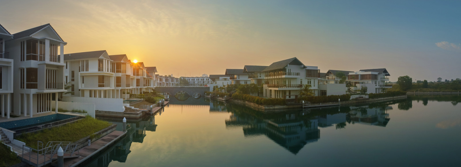 A joint venture between BRDB Developments and UEM Sunrise Berhad, Emerald Bay is envisioned as a low-density sanctuary where architecture, landscape and water coexist within one of the most exclusive gated-and-guarded communities in the community