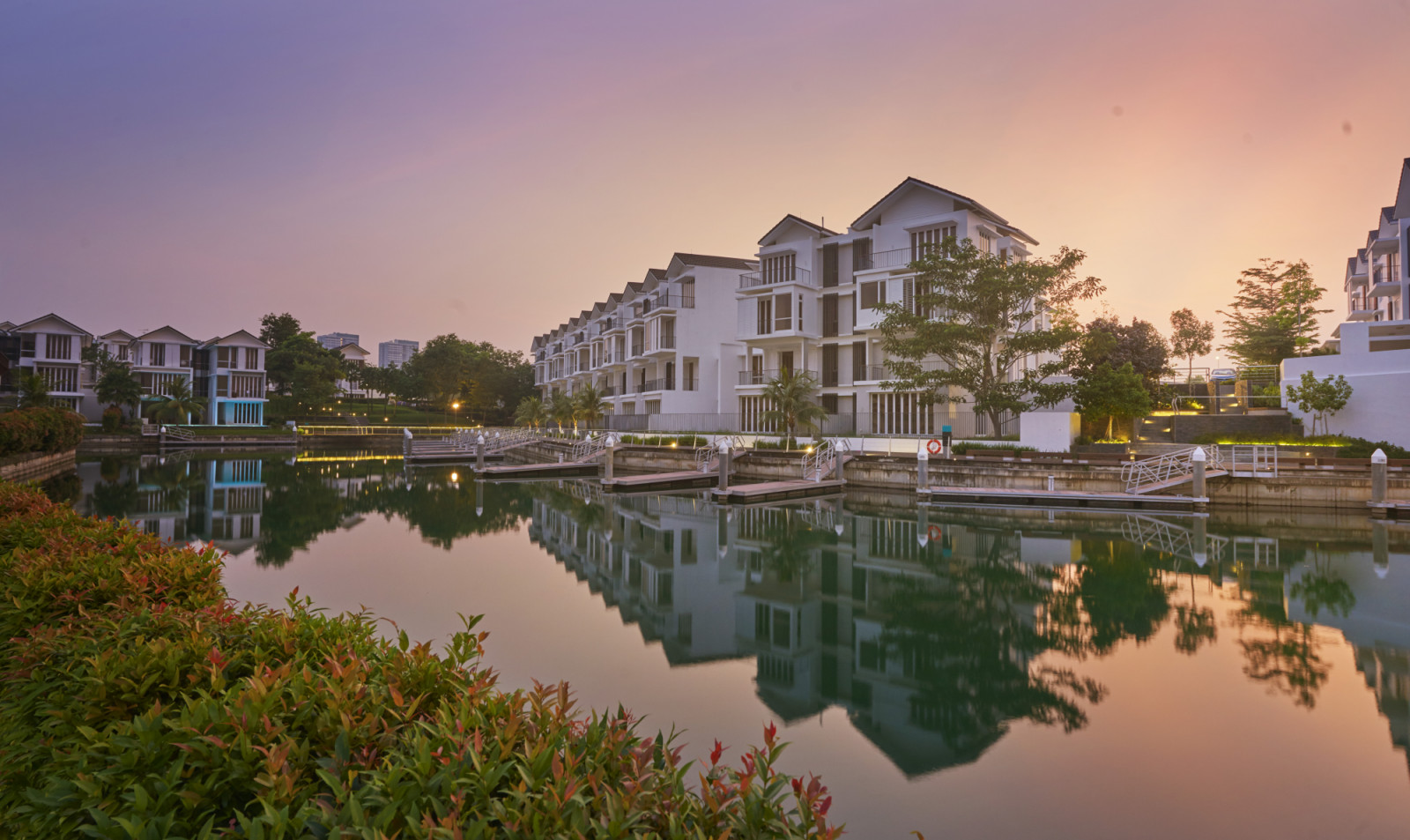 Emerald Bay encompasses courtyard homes, semi-detached residences, bungalows and waterfront villas, unfolding through a network of meandering canals and tree-lined boulevards