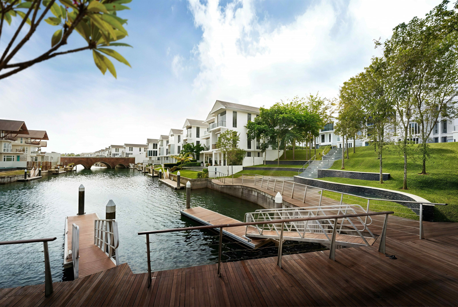 Waterfront villas at Emerald Bay enjoy private berthing facilities–a privilege reserved for Johor’s only luxury landed marina community