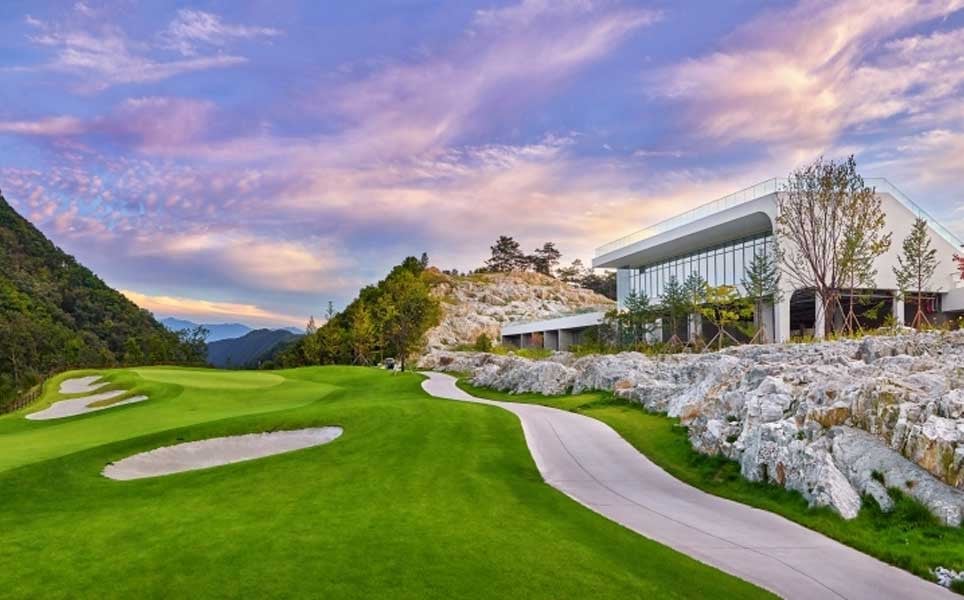 The Oak Valley Resort golf course, set against the forested mountains of Gangwon Province (Photo: Oak Valley Resort)