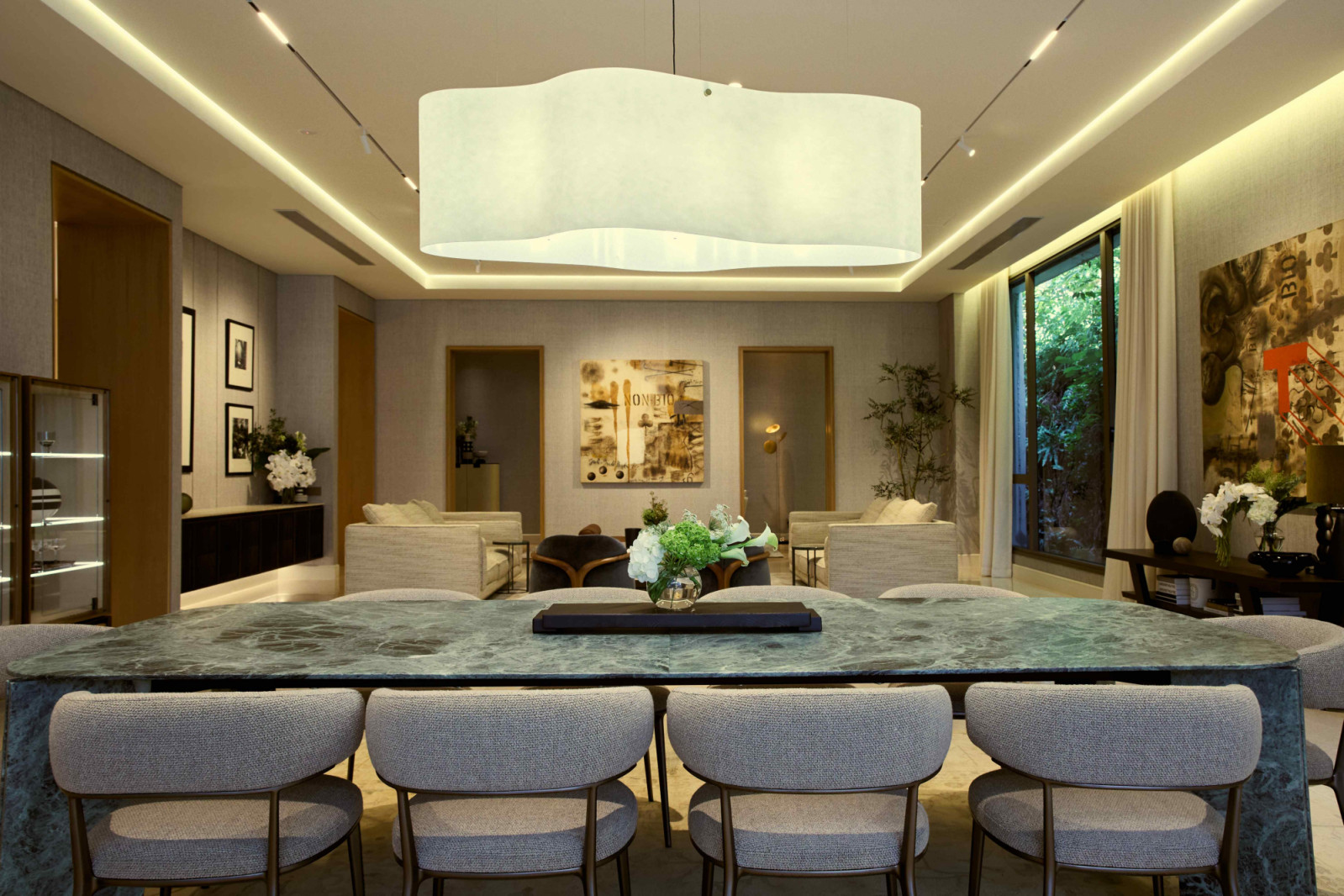 The Acerbis Maxwell marble table in Matt Alpi green in the dining area
