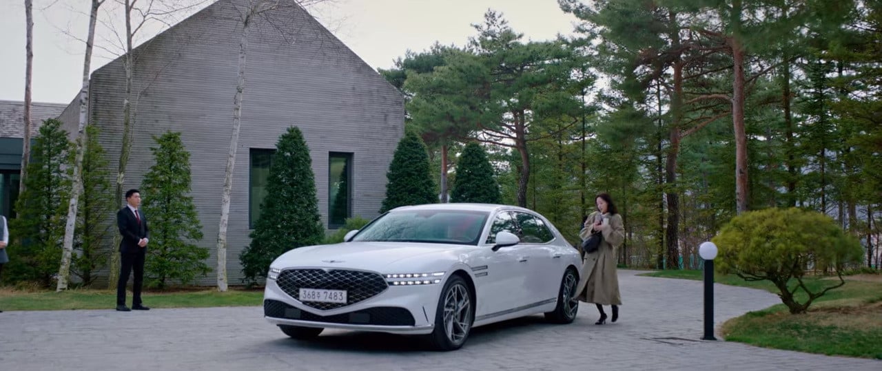 A still from Little Women (2022) where a Genesis G90 pulls up to the forecourt (Photo: TVN South Korea)
