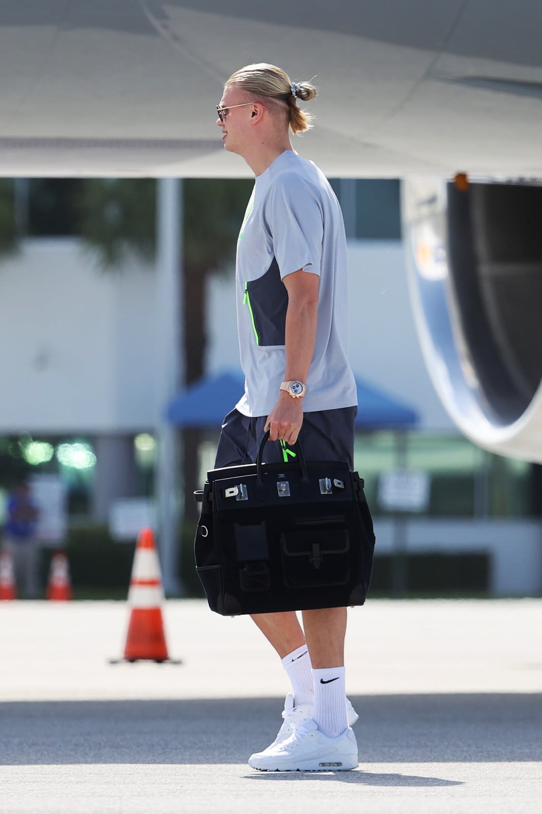 FORT LAUDERDALE, FLORIDA - JUNE 12: Erling Haaland #9 of Manchester City arrives at Fort Lauderdale-Hollywood International Airport prior to the 2025 FIFA Club World Cup on June 12, 2025 in Fort Lauderdale, Florida. (Photo by Leonardo Fernandez/Getty Images)