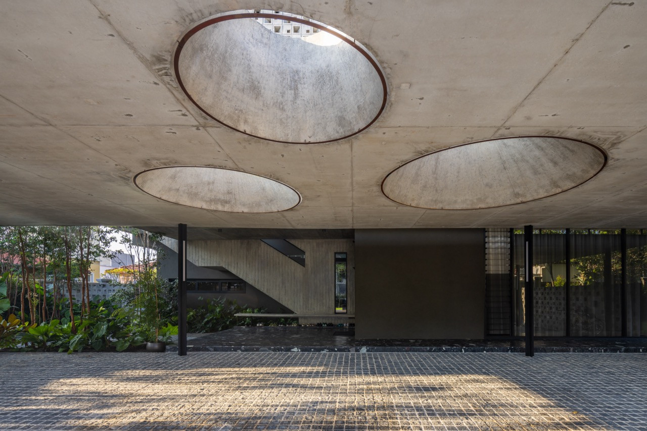 Three circular cone-shaped skylights pierce the flat slab roof
of the car porch, which is supported by cross-shaped steel columns and spans a 200mm-thick slab engineered by T Con Lead Engineering