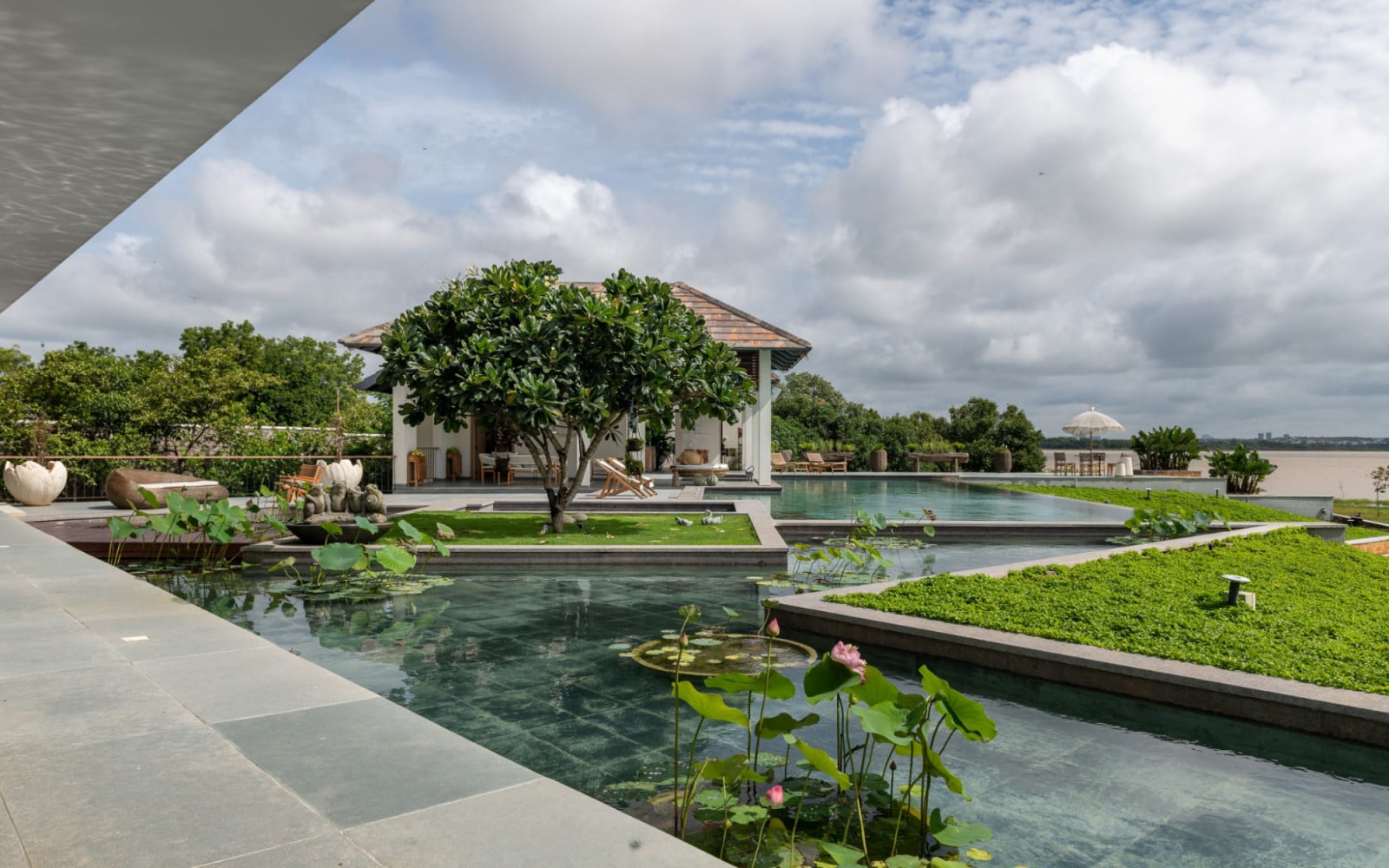Across a 1.2-acre site, House of Lake unfolds as a collection of interconnected pavilions, interwoven with reflective water bodies (Photo: Vivek Eadara, PHX India)