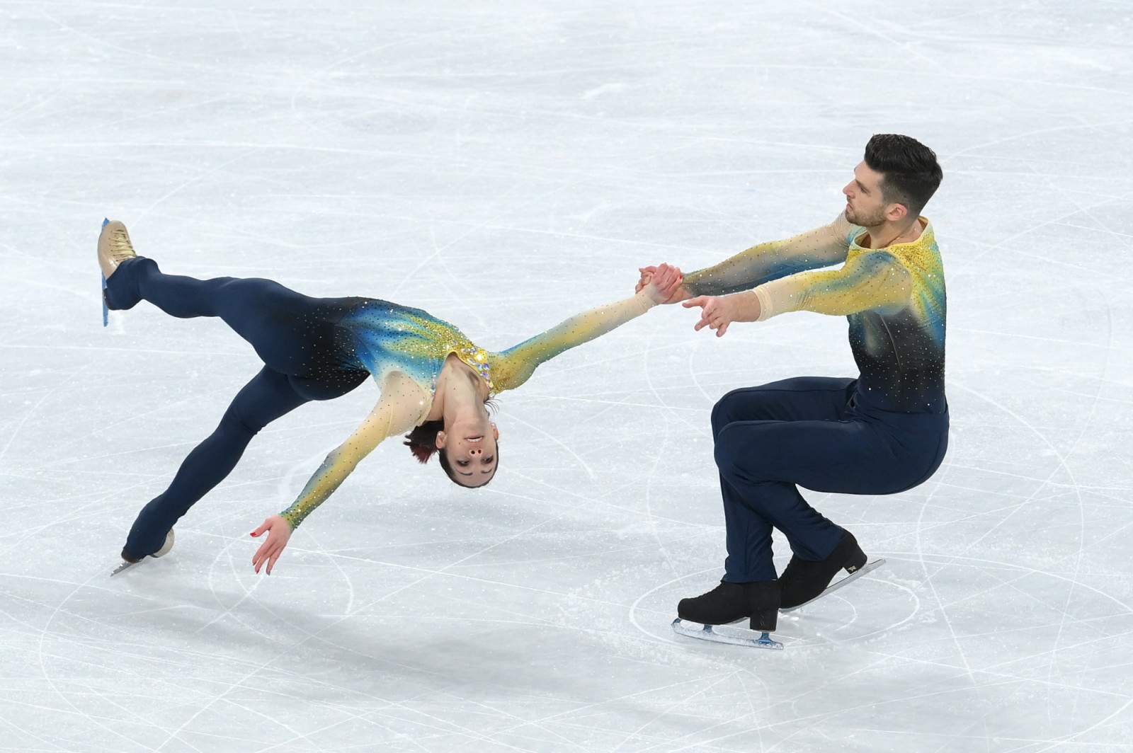 BEIJING, CHINA - FEBRUARY 18: Nicole Della Monica and Matteo Guarise of Team Italy skate during the Pair Skating Short Program on day fourteen of the Beijing 2022 Winter Olympic Games at Capital Indoor Stadium on February 18, 2022 in Beijing, China. (Photo by David Ramos/Getty Images)
