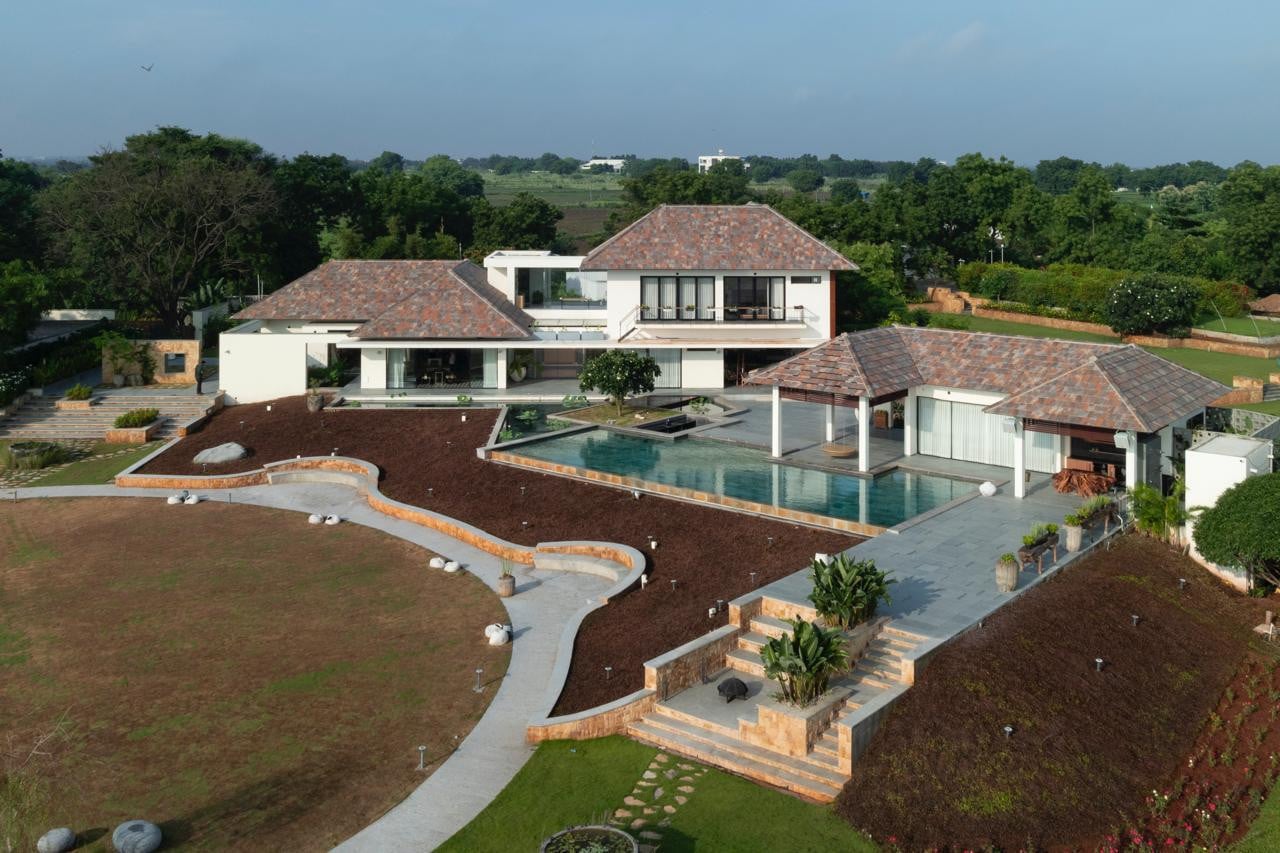 House by the Lake could comfortably accommodate six family members yet effortlessly transform into a venue for celebrations