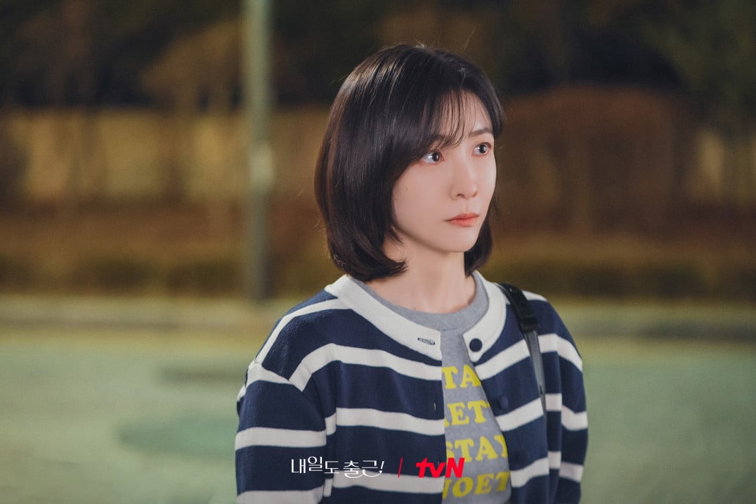 Park Ji-hyun leads the cast of ‘See You at Work Tomorrow’ opposite Seo In-guk in the hit workplace romance K-drama (tvN)