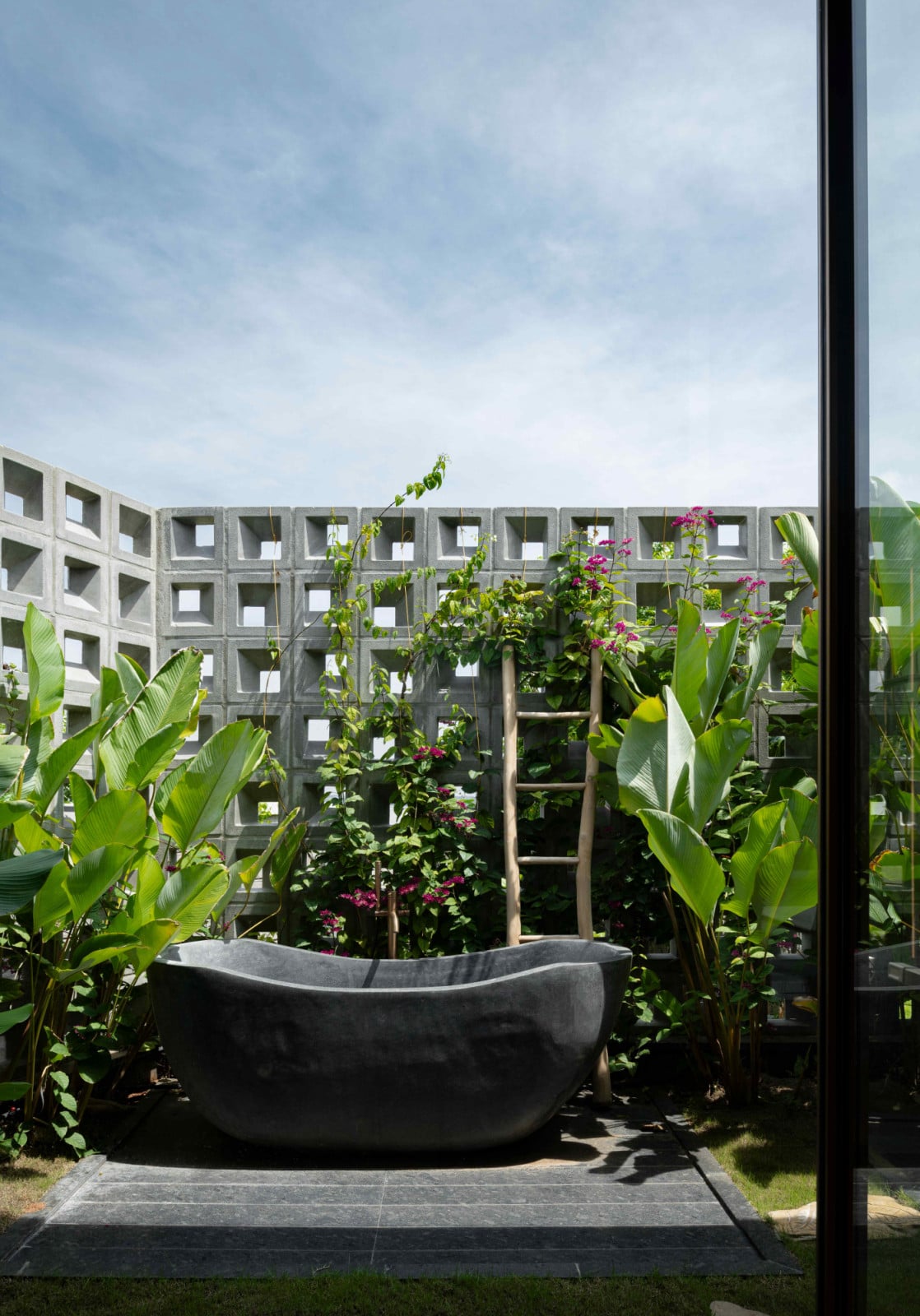 The outdoor bath with maximised privacy and tranquillity