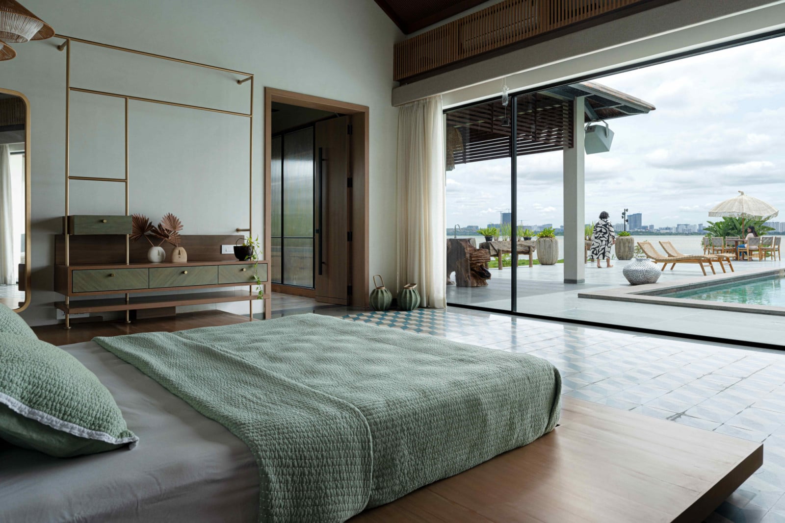 The stillness of the lake, changing light and broad horizon informed the home’s orientation
