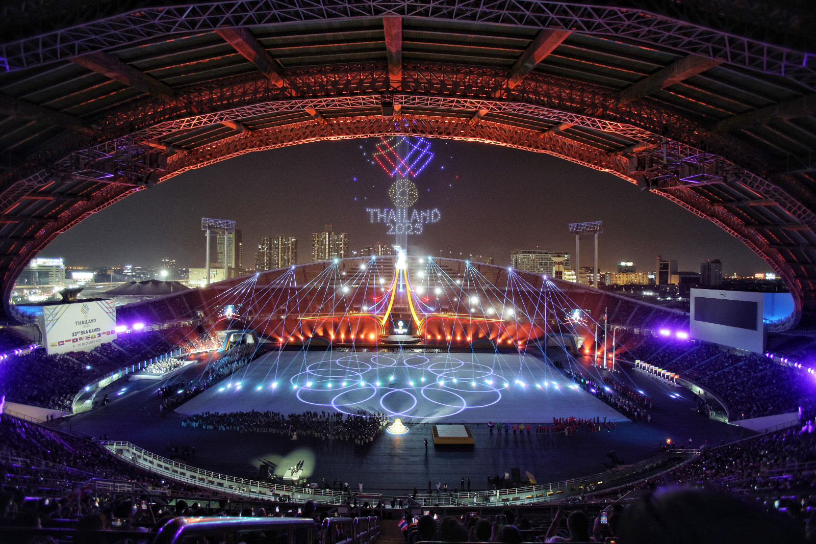 Pertunjukan drone di acara pembukaan SEA Games 2025 di Stadion Rajamangala, Bangkok, Thailand, Selasa (9/12/2025). Pembukaan ini menandakan SEA Games edisi ke-33 di Thailand resmi digelar. SEA Games 2025 ini berlangsung dari mulai 9-20 Desember 2025.
KOMPAS/FAKHRI FADLURROHMAN (FAK)
09-12-2025