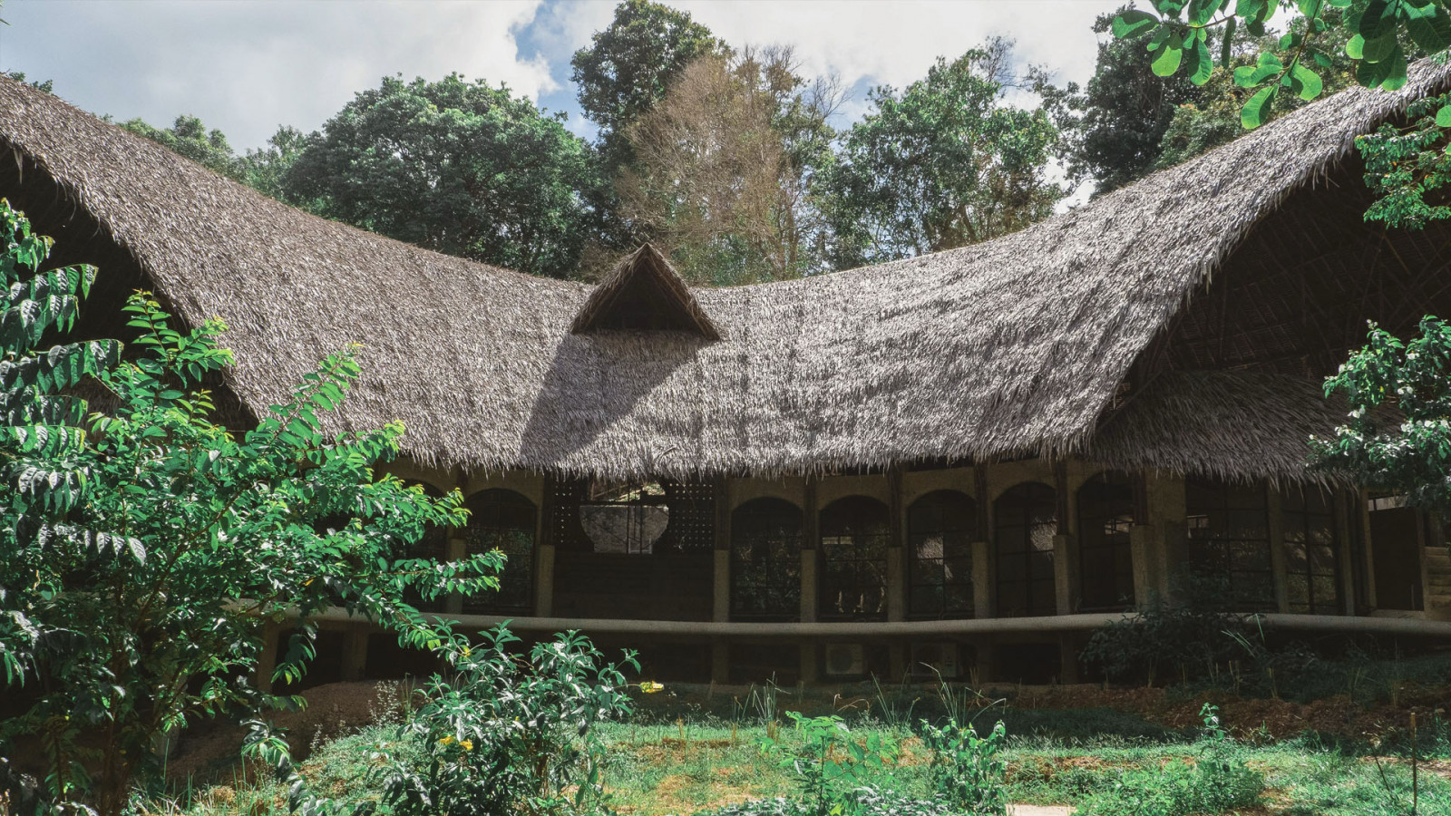 House Formo is a three-bedroom villa organised around a circular plan, built using approximately 1,600 bamboo (bayog) and a 5,000-piece pawid roof. Designed for typhoon resilience and natural ventilation, the house operates without air-conditioning