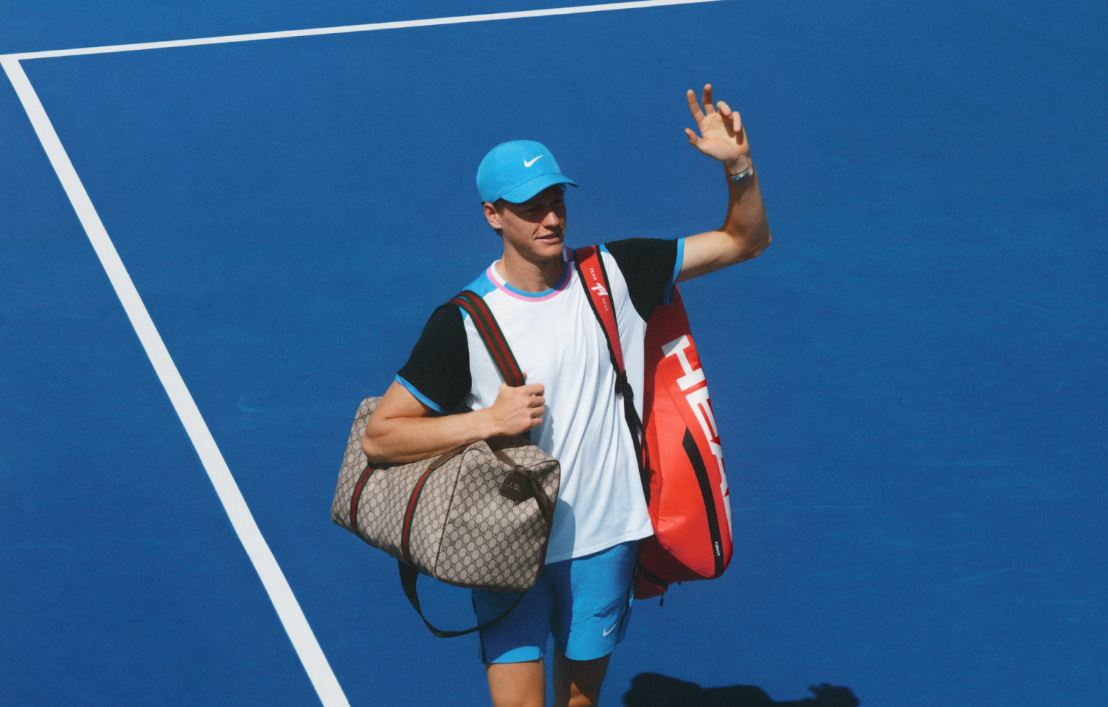 Ngôi sao tennis Jannik Sinner xuất hiện trong chiến dịch Gucci Is A Feeling với chiếc túi GG Monogram đặc trưng của nhà mốt