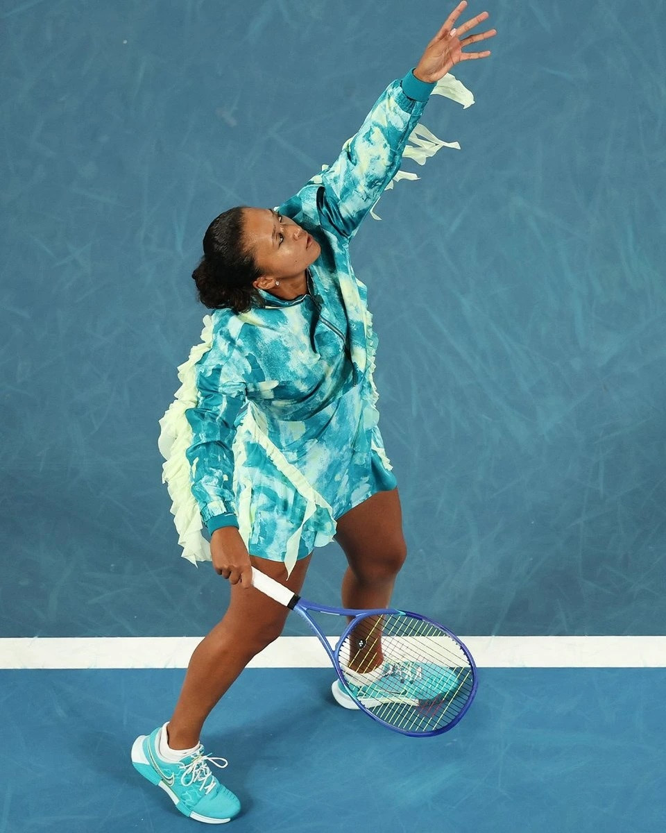 Vận động viên Naomi Osaka diện thiết kế Nike × Robert Wun lấy cảm hứng từ loài sứa tại giải quần vợt Australian Open 2026