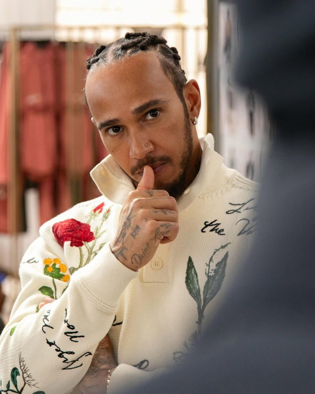 Lewis Hamilton - tay đua vĩ đại Công thức 1 - trong hậu trường của buổi fitting thời trang nam BST Dior Capsule khi anh được Dior mời vào đồng thời 2 vị trí Nhà Thiết Kế Khách Mời và Đại Sứ Thương Hiệu
