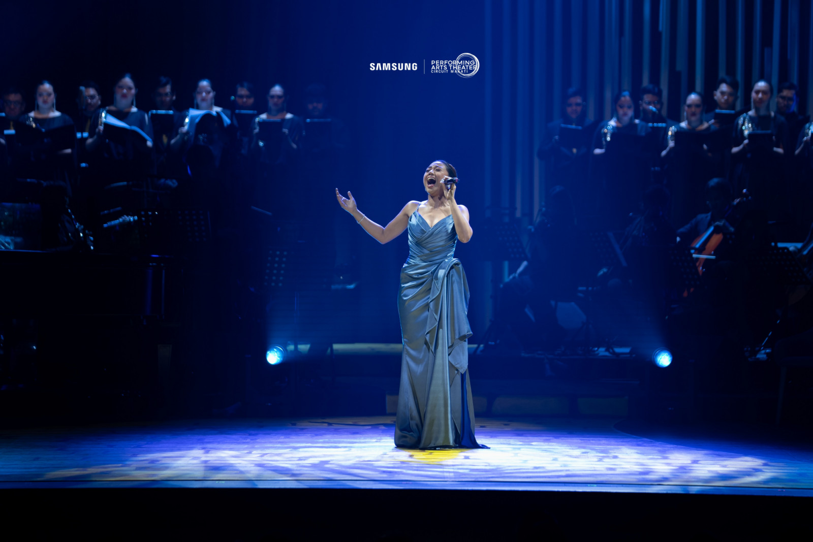 A special treat by Morissette (Photo: Jyllan Bitalac & Ernest III)