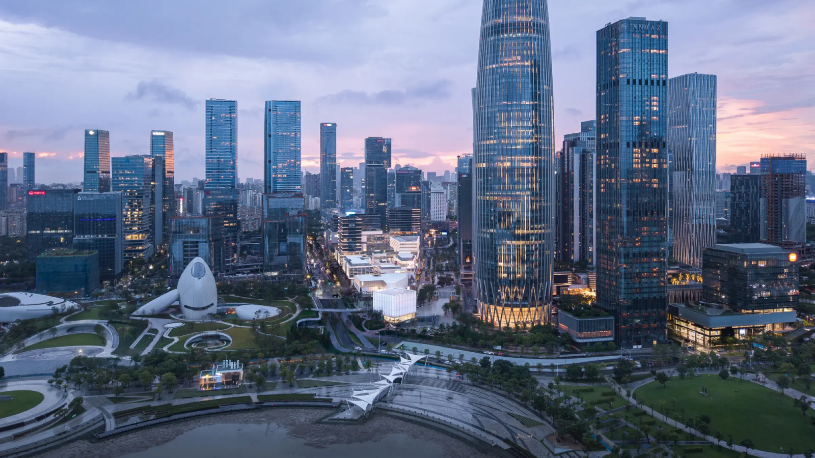The two-kilometer elevated green pedestrian promenade of Shenzhen Bay Avenue bridging the development with the surrounding financial district. (Photo: courtesy of China Resources Land)