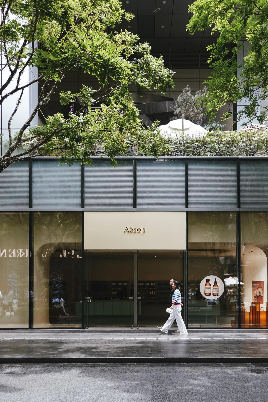 Double-height glass facades of global flagships lining the open-air High Street. (Photo: Xiaohongshu/@679598533)