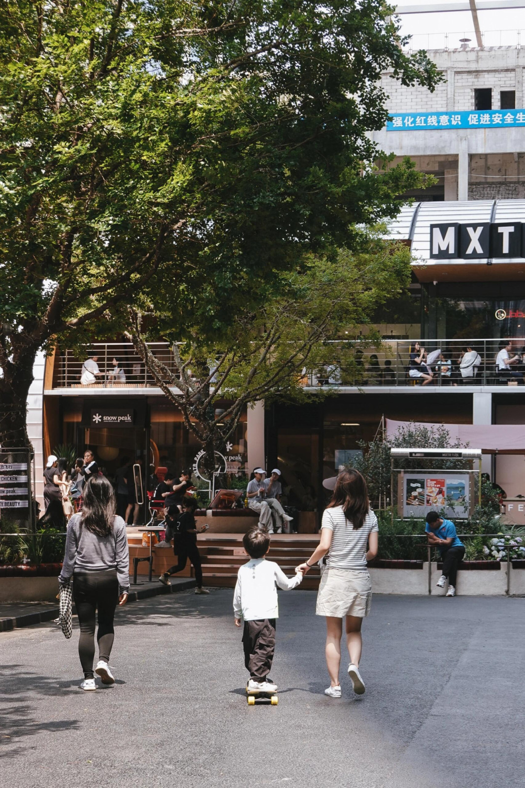 Late-night bistros and social hubs clustered along the outdoor dining alley. (Photo: Xiaohongshu/@679598533)
