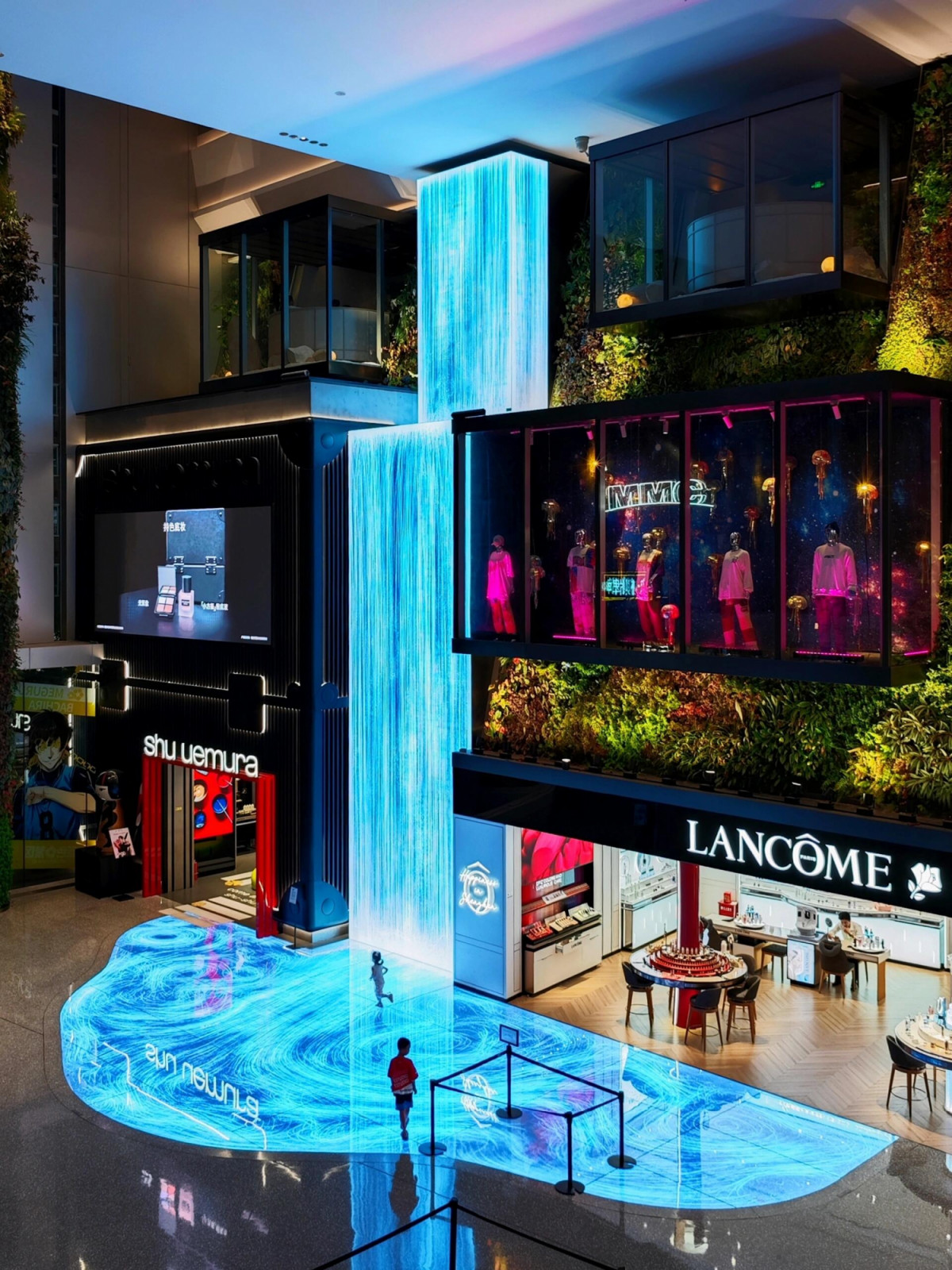 Tech-forward interiors and digital art spaces catering to Shenzhen’s creative demographics. (Photo: Xiaohongshu/@5361136059)