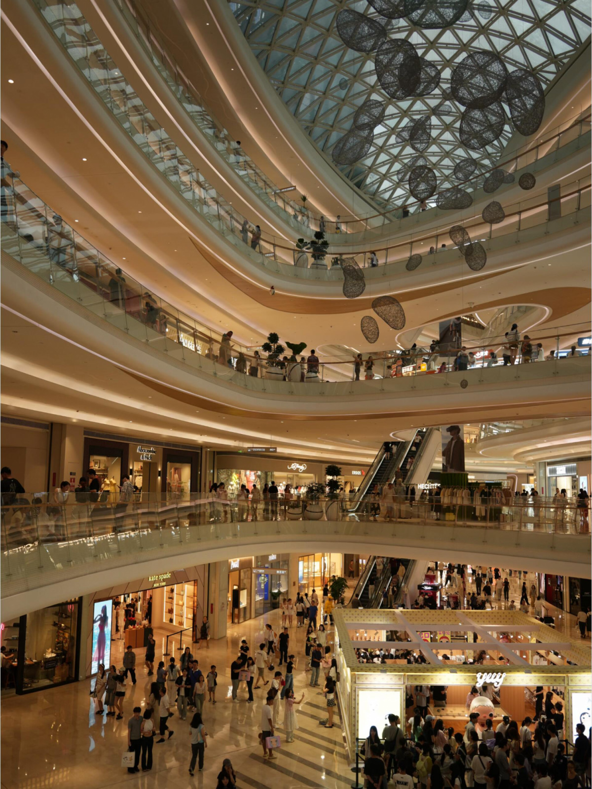 The sprawling, multi-level central atrium defining the massive 360,000-square-meter complex. (Photo: Xiaohongshu/@277299417)