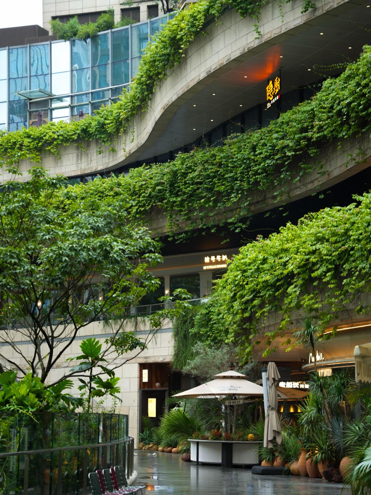 Staggered outdoor terraces and a deeply integrated sunken public plaza at the main entrance. (Photo: Xiaohongshu/@277299417)