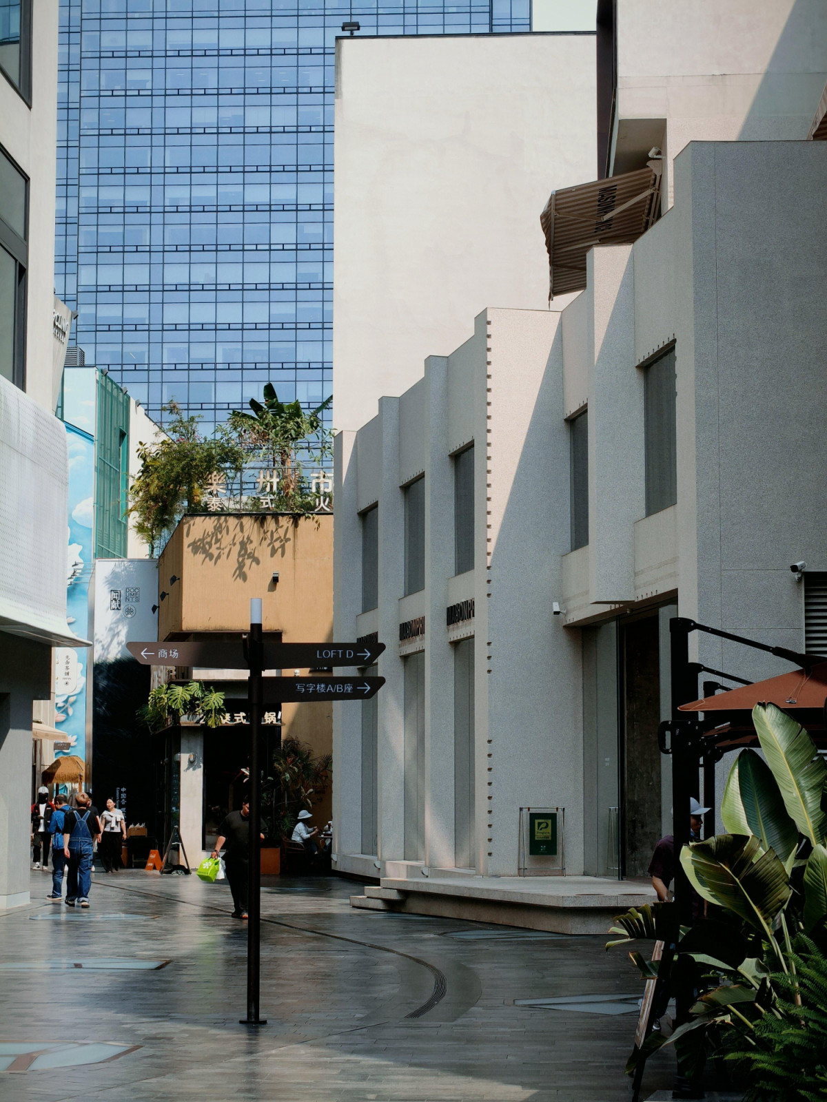 The minimalist geometric architecture and primary tones of UpperHills’ upper-level Loft Town. (Photo: Xiaohongshu/@alland2025)