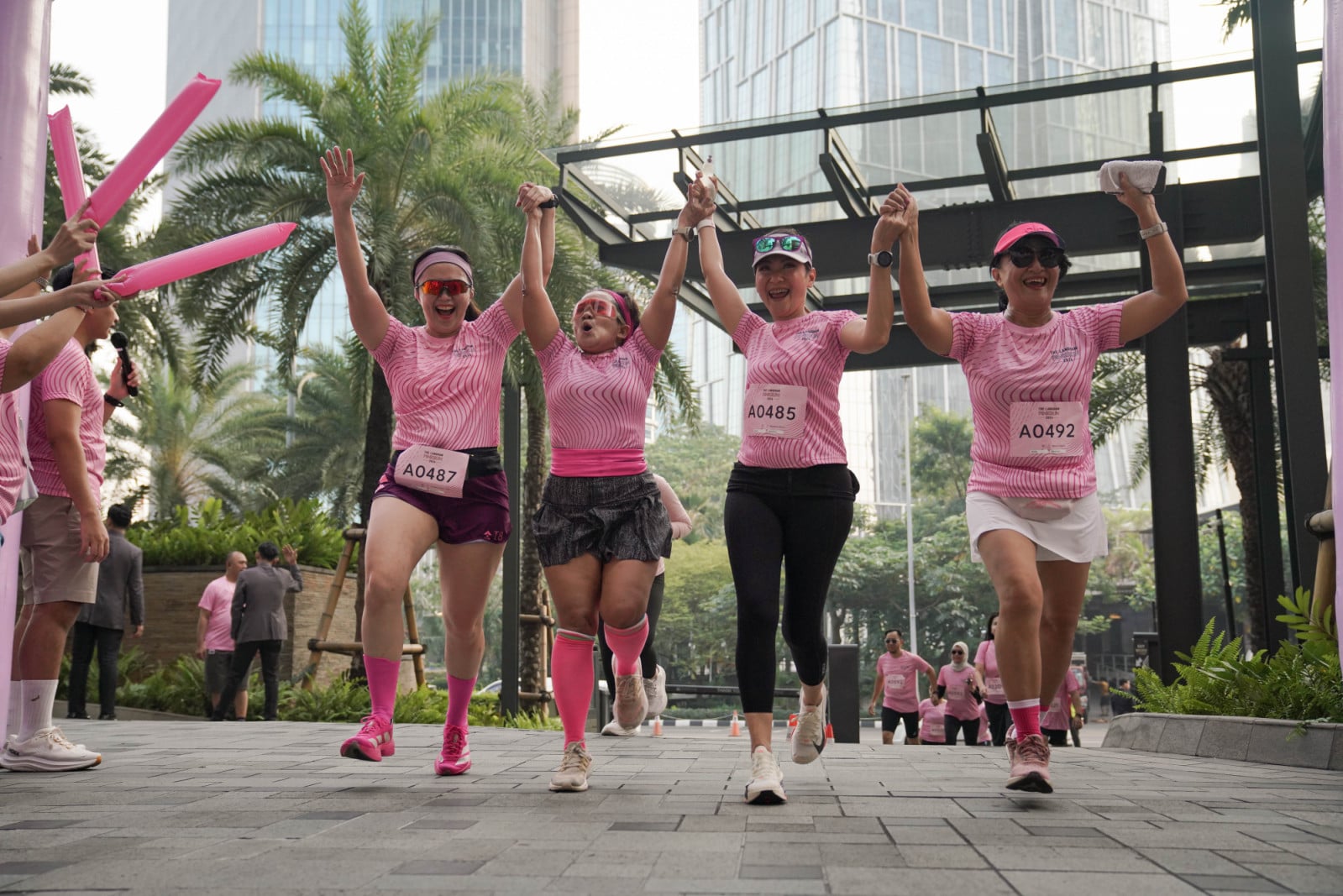 Komunitas, kesehatan, dan tujuan sosial berpadu dalam satu pagi penuh semangat di The Langham Pink Run 2026.