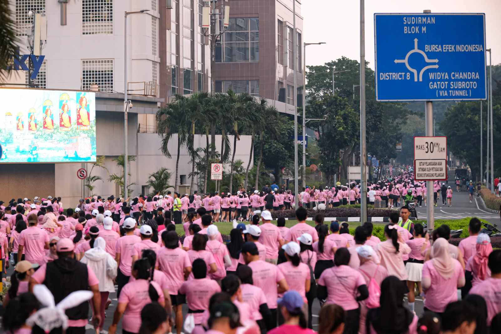 The Langham Pink Run 2026 mengajak ratusan peserta merayakan gaya hidup sehat sekaligus mendukung perjuangan melawan kanker payudara.