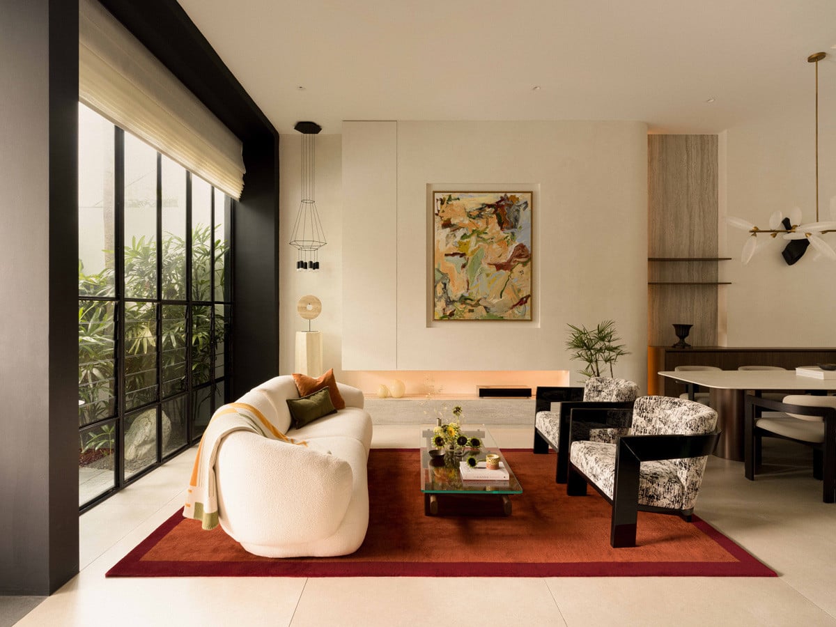 The terrace house’s living room pairs a Cassina Sengu coffee table with HC28 Meg lounge chairs, while a Vibia Wireflow pendant anchors the corner by the garden-facing windows