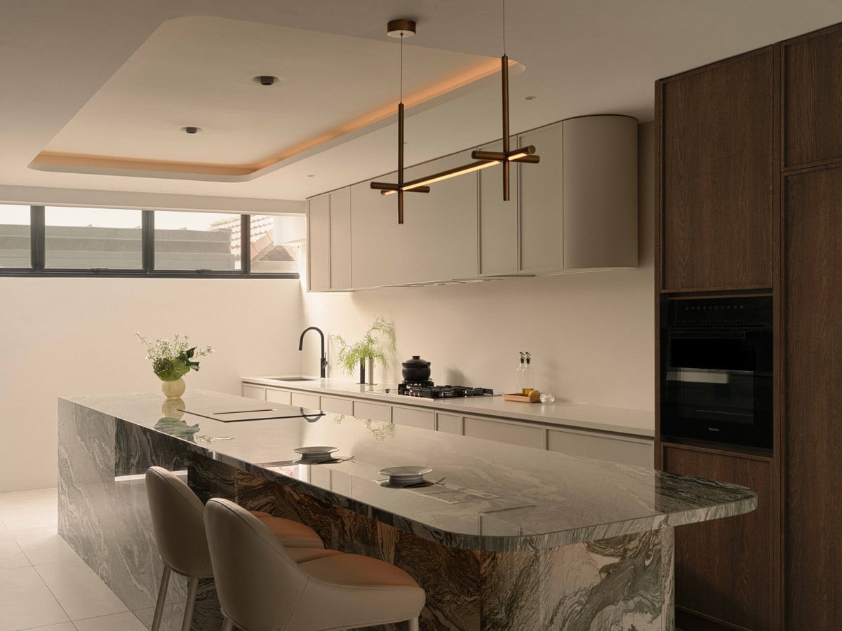 A marble-clad island wrapped in Infinity Iconic Cipollino porcelain anchors the kitchen, paired with King Living Quay bar chairs and a Nightworks Studio Petrine Double pendant