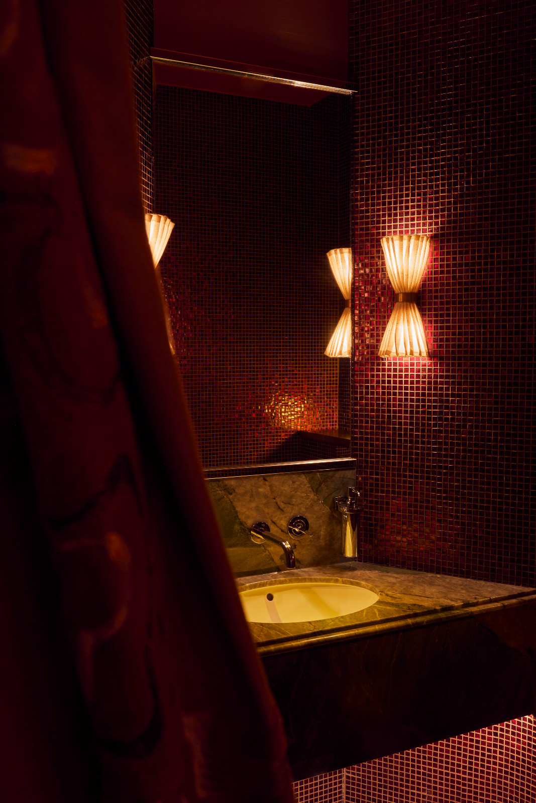 The bathroom details at Dragon-i