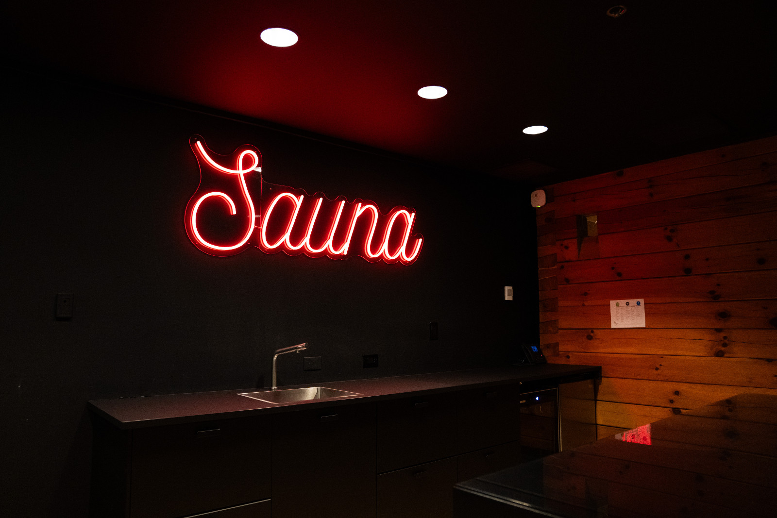 Contrast therapy sessions—alternating between the intense heat of a sauna and the shock of cold water—have become a staple in the modern wellness market. (Photo: Getty Images)