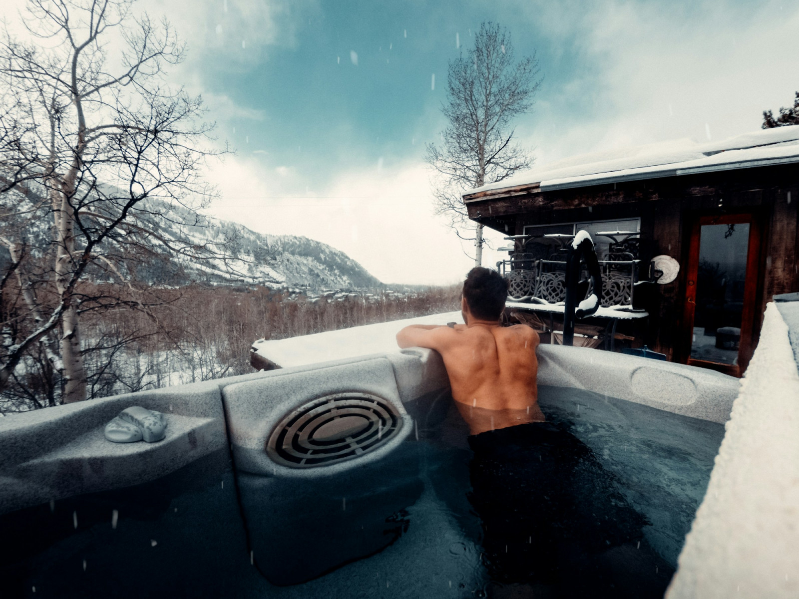 A cold plunge offers a quick, refreshing post-workout recovery boost. (Photo: Jamie Fenn on Unsplash)