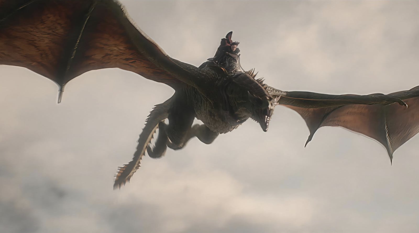 Westeros has never seen a sky this crowded or dangerous. Beyond the shifting alliances and political betrayal, the true power of the Targaryen dynasty rests entirely in the air. Here is a breakdown of the ultimate weapons of war in ‘House of the Dragon’ (Photo: IMDb)
