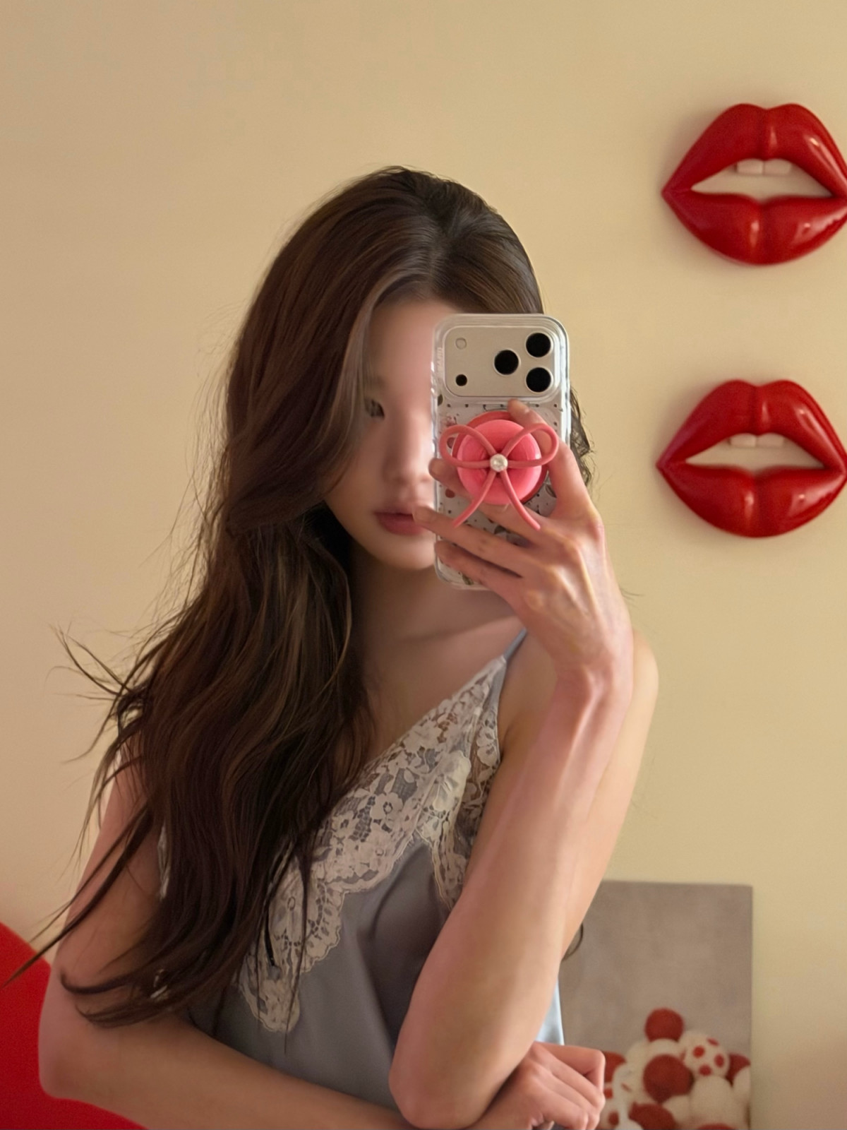 Two Kare Wall Object Lips behind Wonyoung