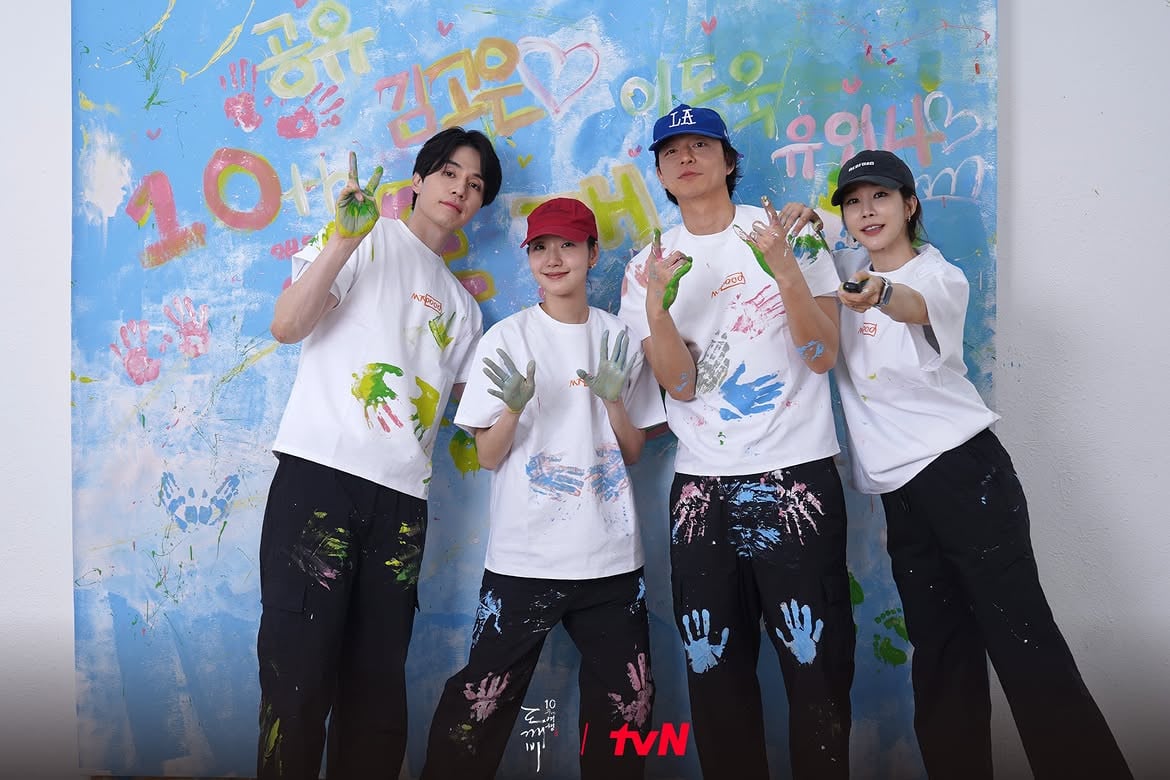 The four leads create a collaborative painting for their Goblin reunion photo shoot (Photo: Instagram/tvnjoy)