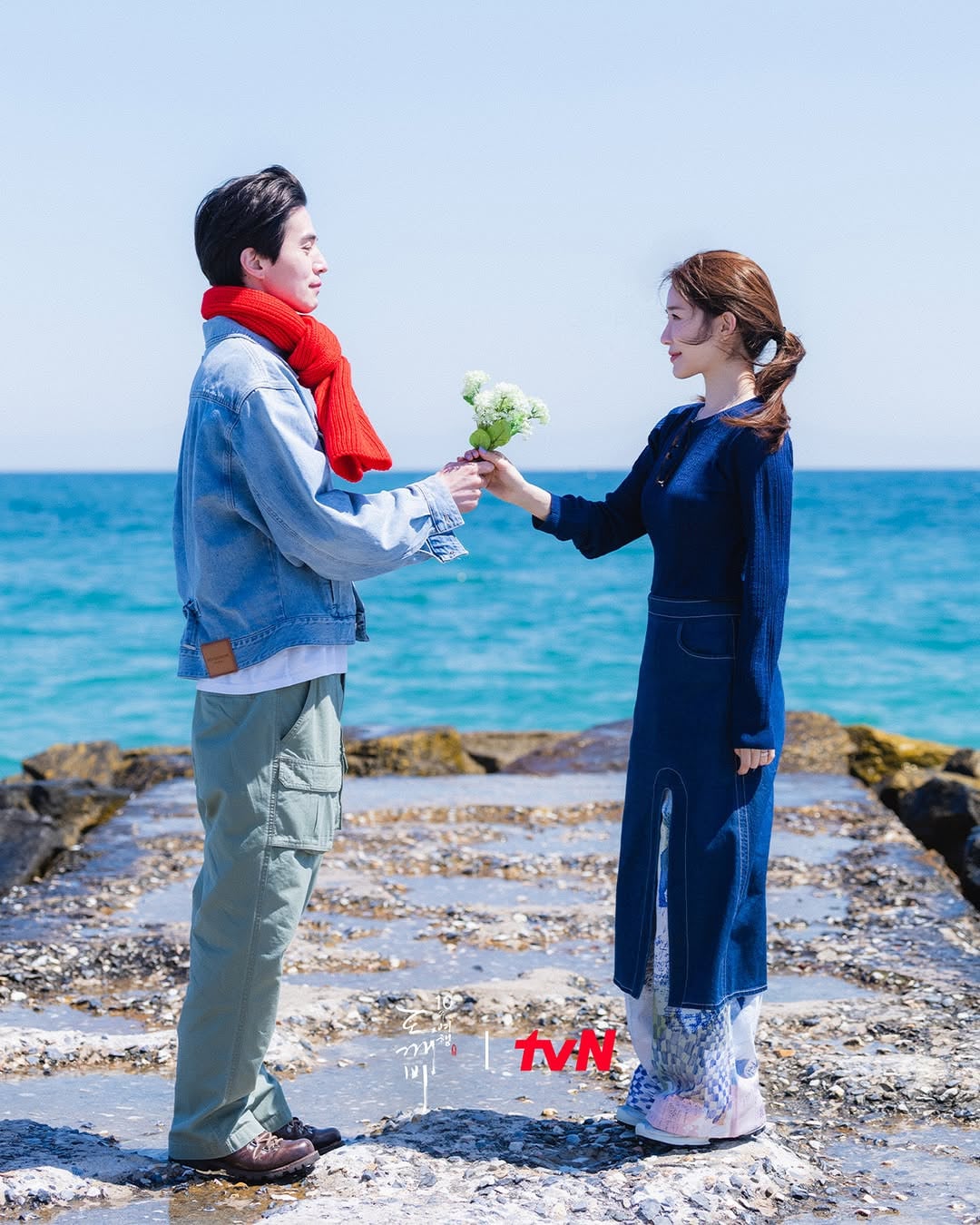 Lee Dong-wook and Yoo In-na got their chance to recreate the famous scene as well (Photo: Instagram/tvnjoy)