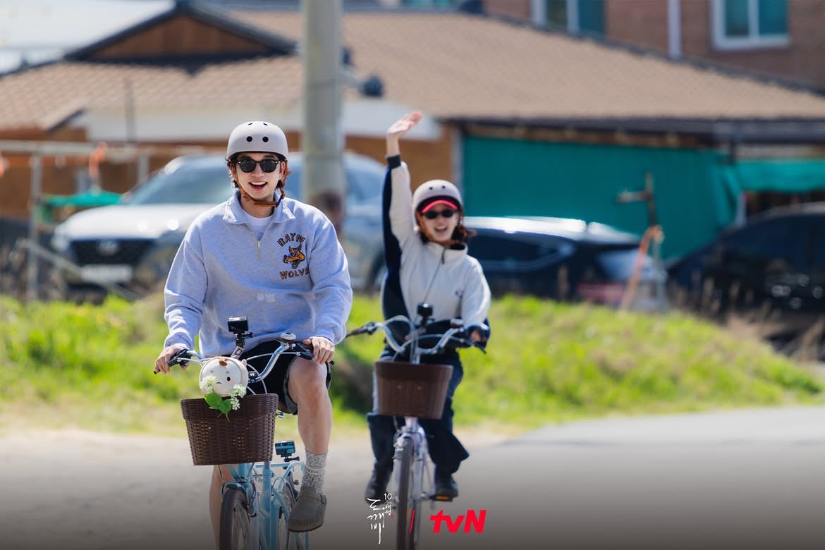 Gong Yoo and Kim Go-eun turn a leisurely bicycle ride into a race (Photo: Instagram/tvnjoy)