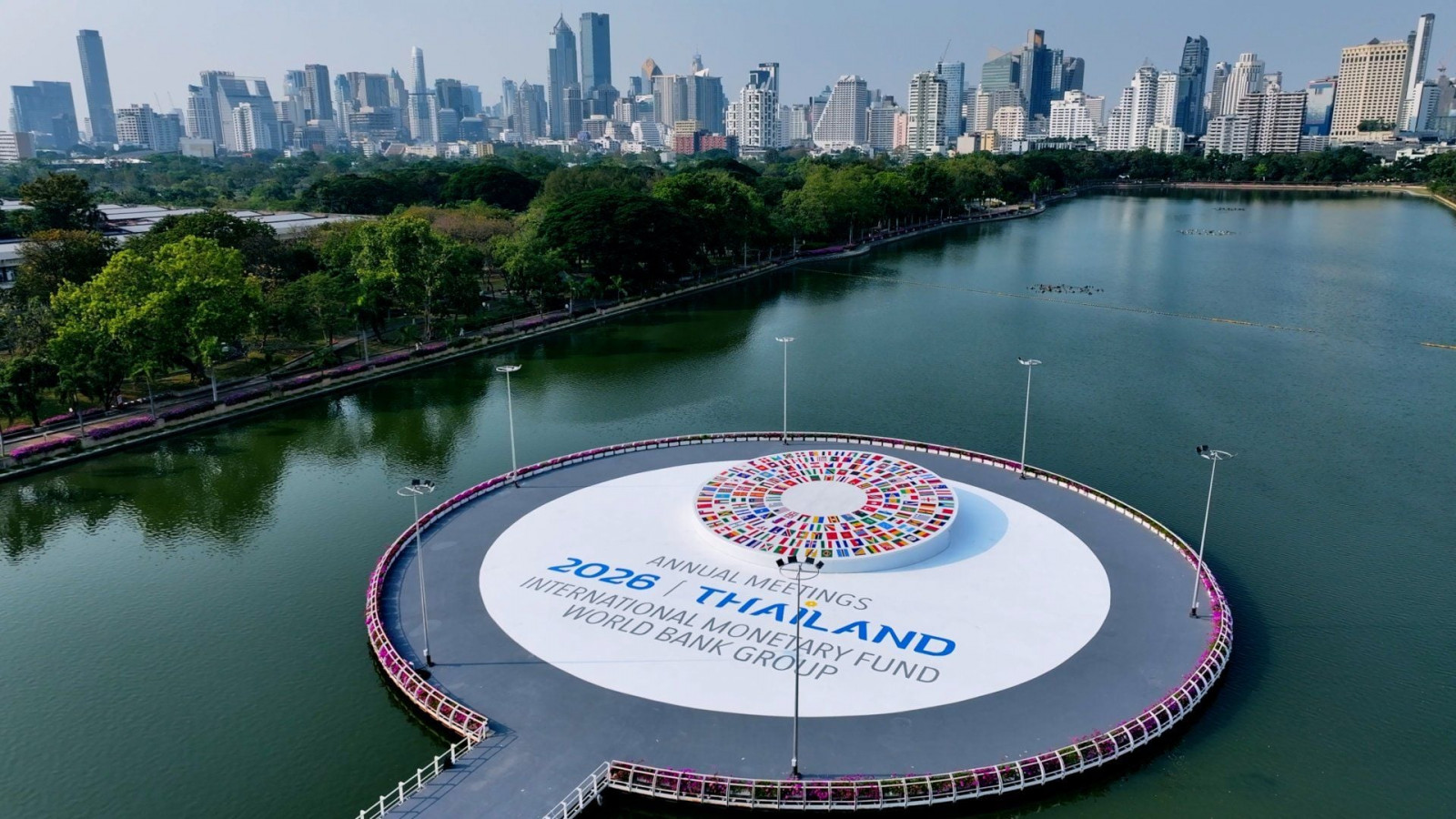 การประชุม IMF-World Bank 2026 จะมีขึ้นระหว่างวันที่ 12-18 ตุลาคม 2026 ณ ศูนย์การประชุมแห่งชาติสิริกิติ์ โดยจะมีผู้นำทางเศรษฐกิจและการเงินเข้าร่วมกว่า 190 ประเทศ จำนวนรวมกว่า 15,000 คน (ภาพ: am2026thailand.go.th)