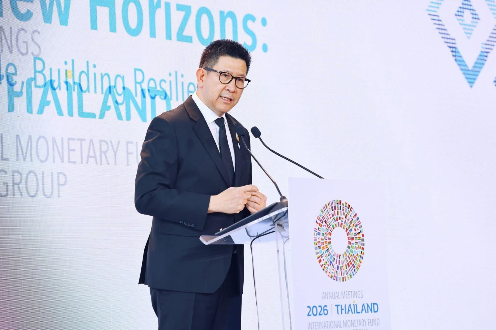 ดร.เอกนิติ นิติทัณฑ์ประภาศ รองนายกรัฐมนตรี และรัฐมนตรีว่าการกระทรวงการคลัง เปิดเผยในวันประกาศความพร้อมของการเป็นเจ้าภาพการประชุม IMF-World Bank 2026 ว่า จะเป็นโอกาสอันดีที่ประเทศไทยจะได้นำเสนอวิสัยทัศน์เกี่ยวกับการขับเคลื่อนเศรษฐกิจโลก (ภาพ: am2026thailand.go.th)