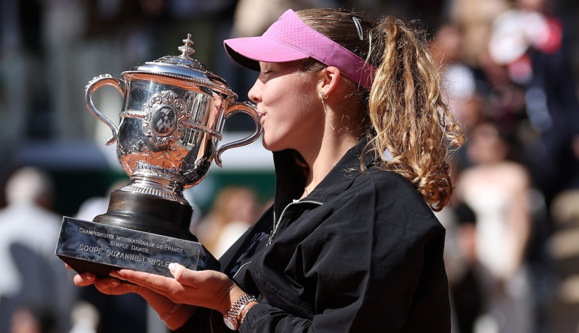 Rolex testimonee Mirra Andreeva lifts the Suzanne‑Lenglen Trophy after winning the women’s singles title at Roland‑Garros 2026 (Photo: courtesy of Rolex/Antoine Couvercelle)