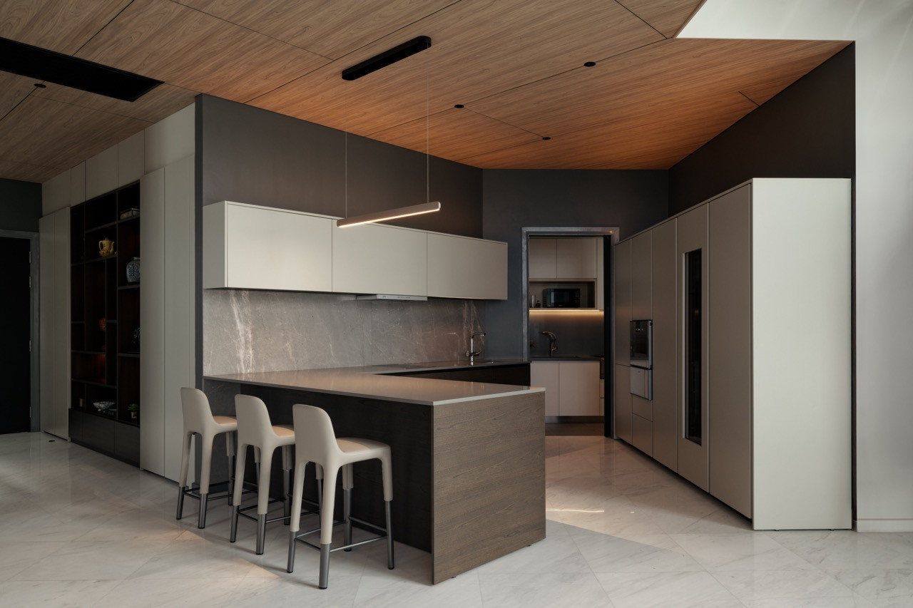 The dry kitchen features the Dada-designed customised island with Pedrali Ester barstools