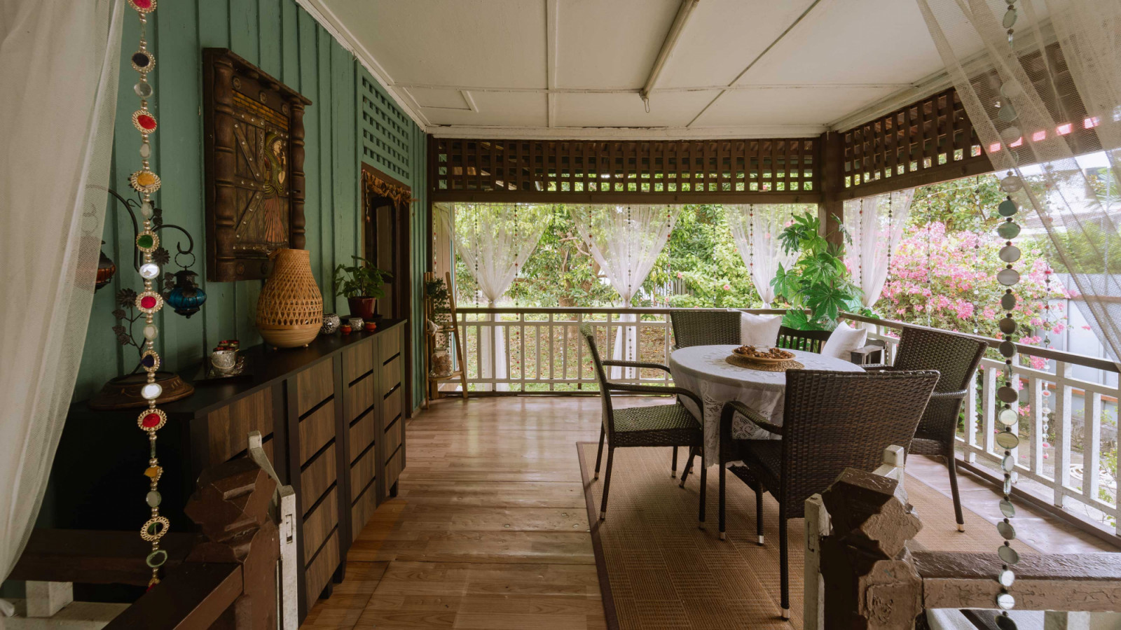 The generous terrace of the original house served as an inspiration for the design of the new house