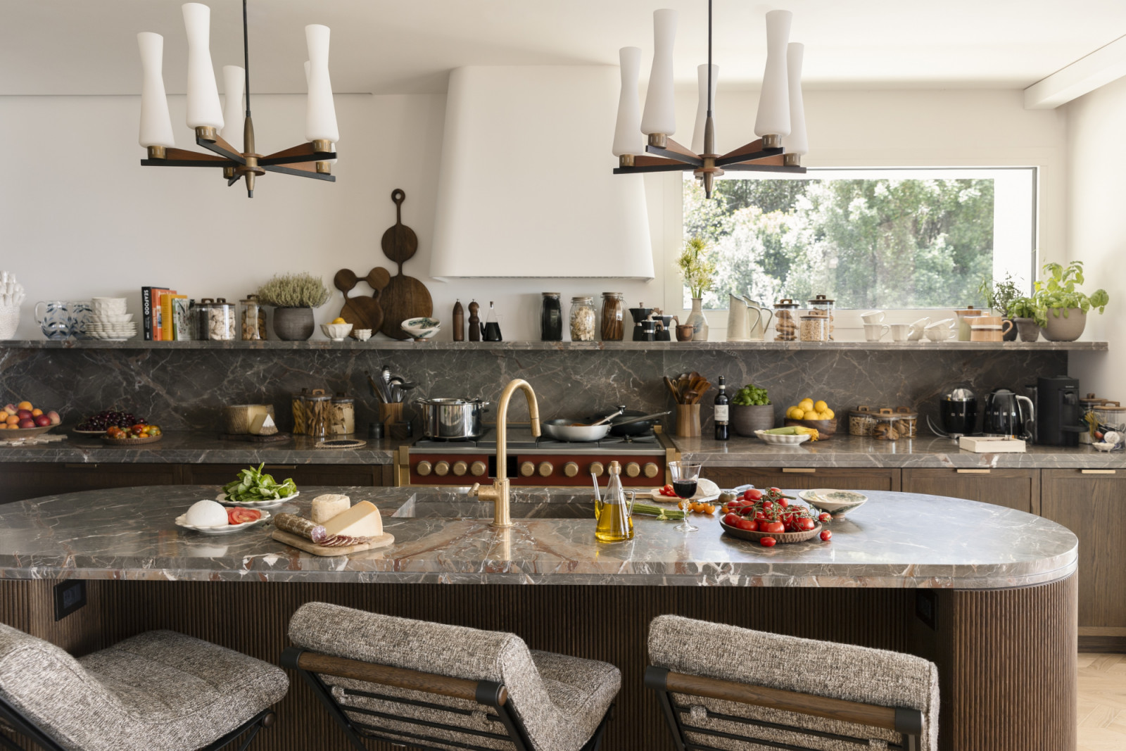 A worktop and shelf in Ombra di Caravaggio marble with dark tones and red veining