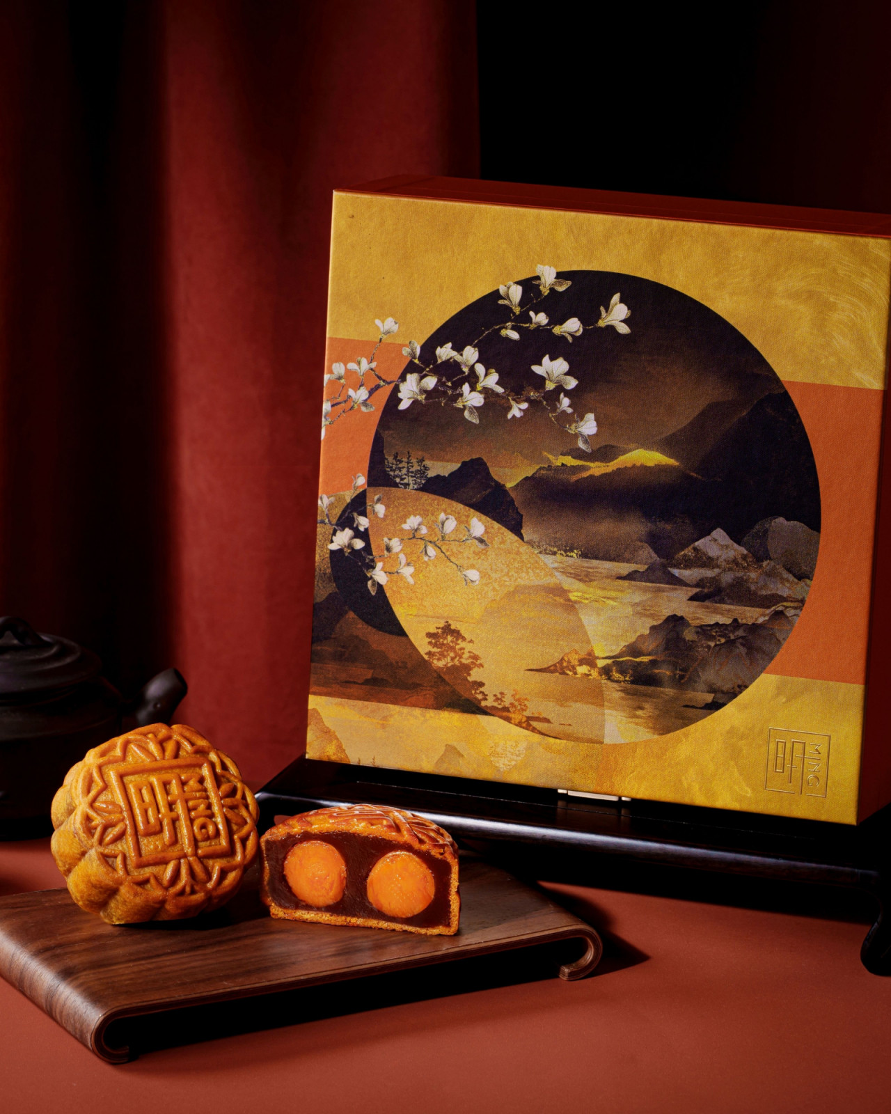 Ming Court's mooncake gift box, featuring traditional mooncakes with double salted egg yolks and an elegant artistic design.